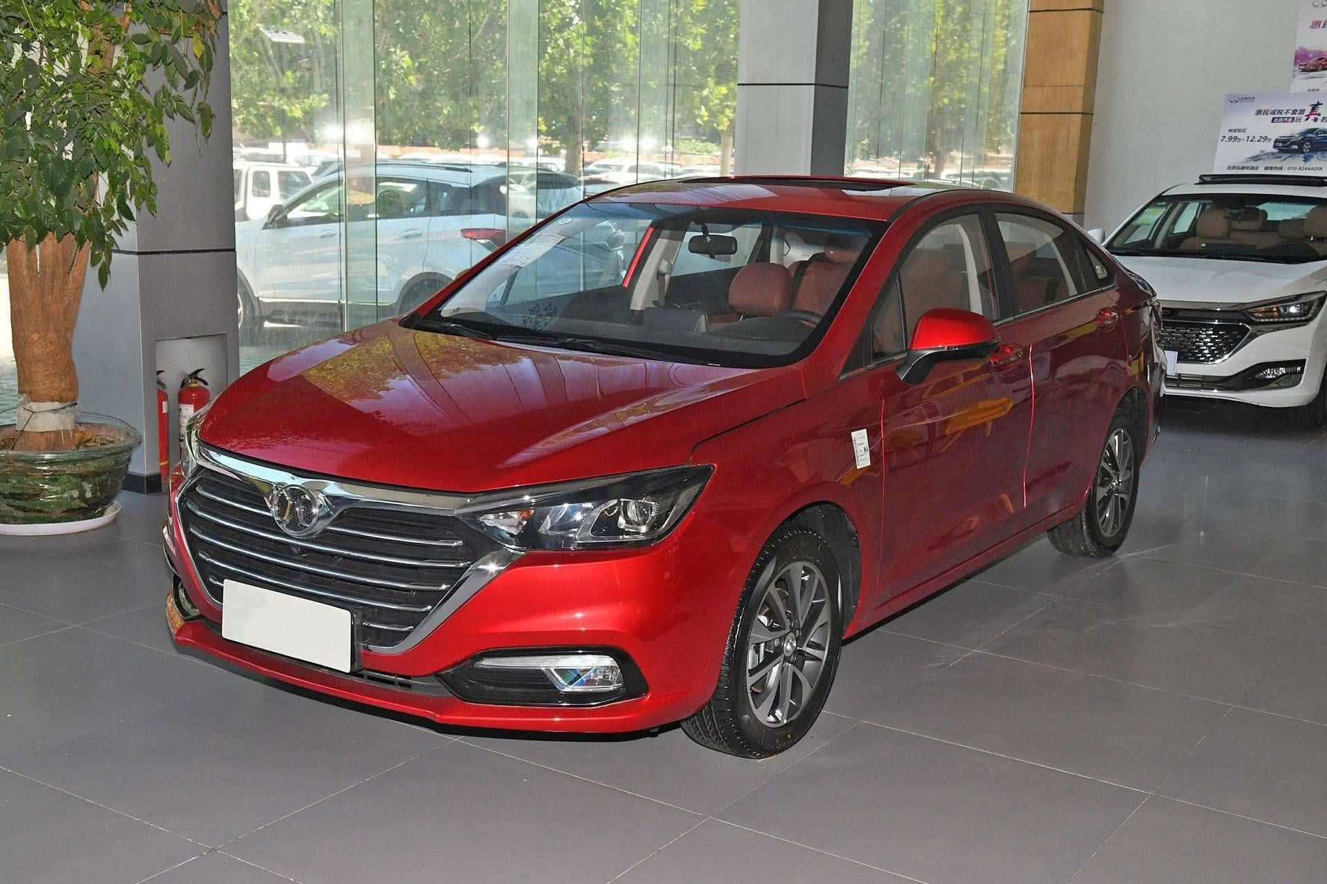 Baic Group 桌布 壁紙 — 一輛光澤的紅色轎車在現代汽車經銷商展廳中顯眼展示，展廳設有大玻璃窗和瓷磚地板。