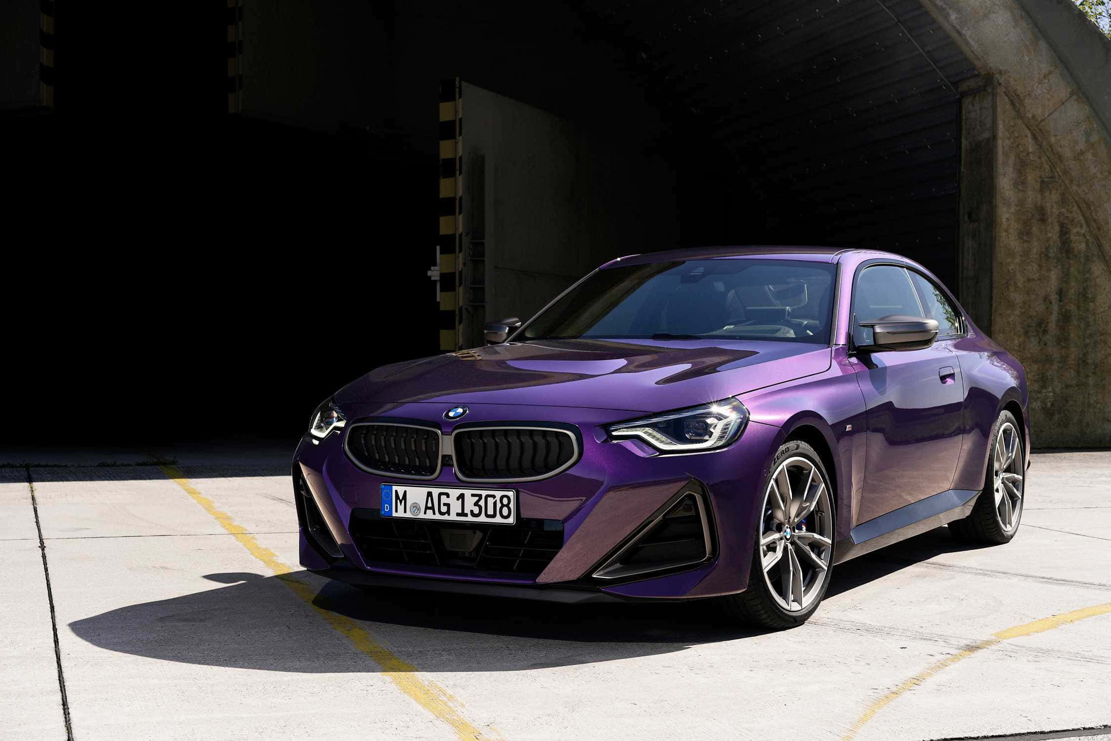Bmw 2 Series 桌布 壁紙 — 一輛光澤的紫色BMW 2 Series Coupe停放在混凝土車庫中，陽光投射出銳利的陰影。