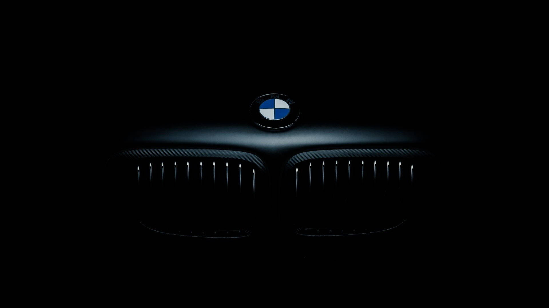 BMW 汽車前格柵在黑暗中亮起，標誌發光。