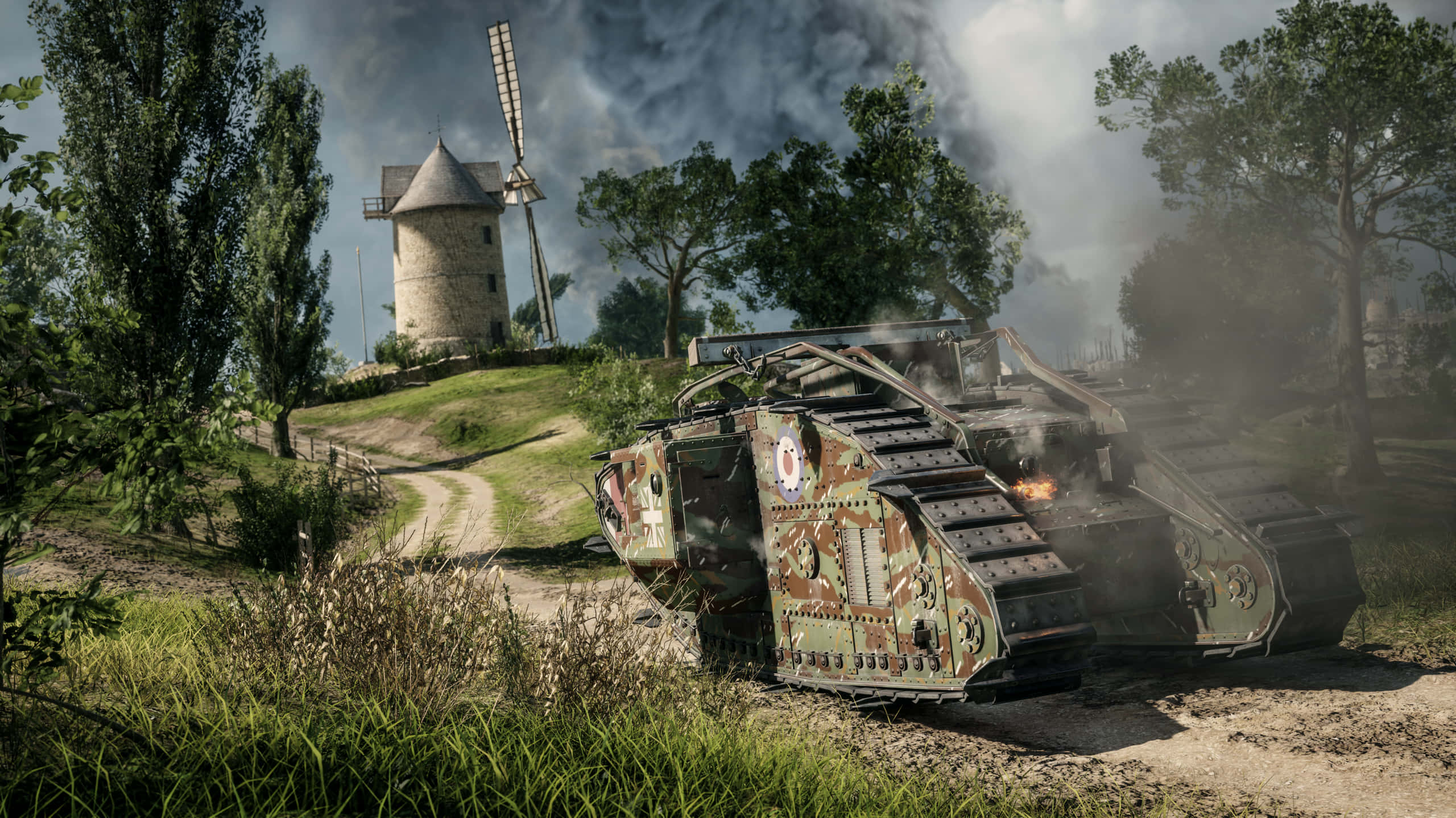 Battlefield Vehicles 桌布 壁紙 — 一輛受損的第一次世界大戰坦克在陽光明媚的法國鄉村冒煙，背景有石風車和樹木。