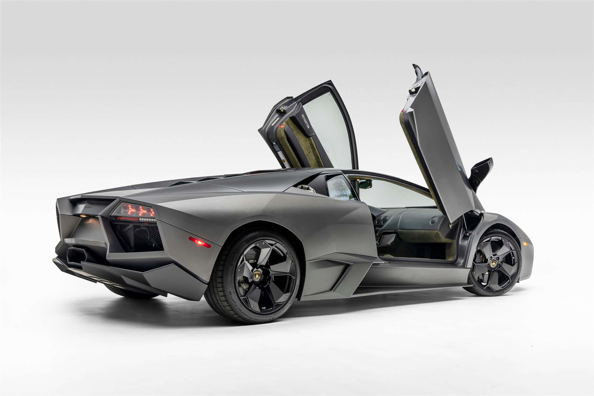 Lamborghini Reventón 桌布 壁紙 — 一輛啞光灰色的林寶堅尼，剪刀門打開，背景是潔淨的白色攝影棚。