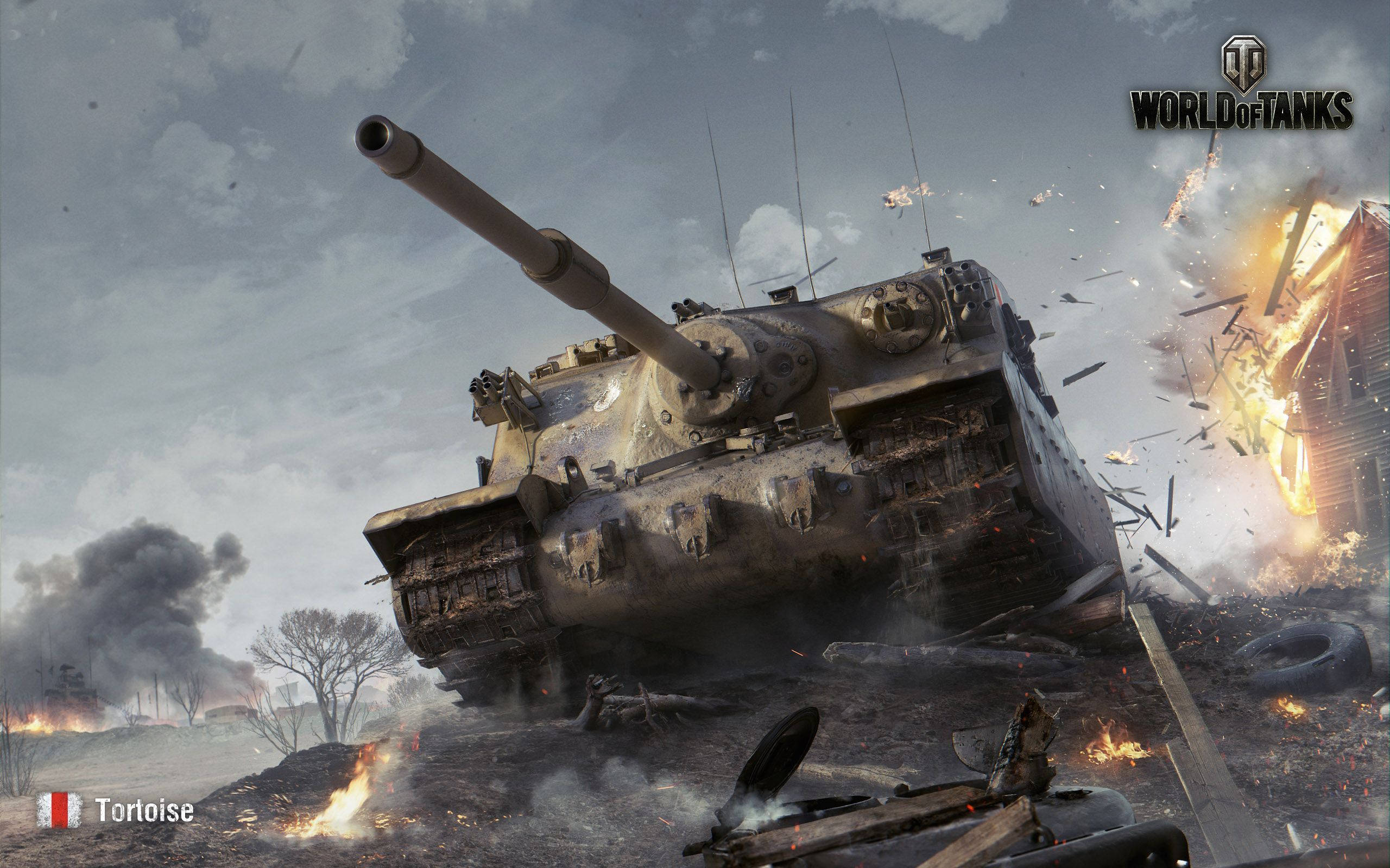 World of Tanks Tortoise 壁紙 — 一輛嚴重受損的坦克在戰火摧殘的田野上危險地傾斜，周圍爆炸和煙霧升騰。
