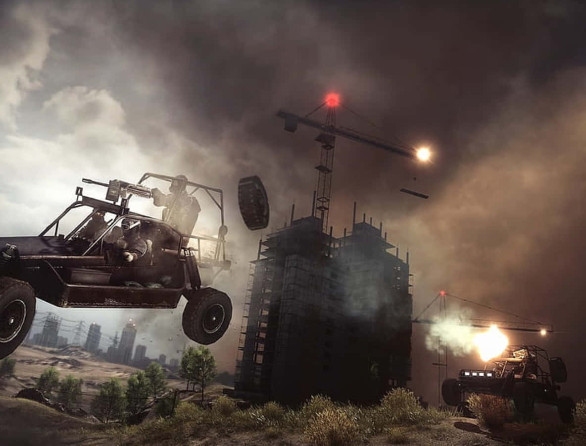 Battlefield Vehicles 桌布 壁紙 — 一輛堅固的越野車穿過煙霧瀰漫的城市廢墟跳躍，背景中另一輛車在破損的起重機附近開火。