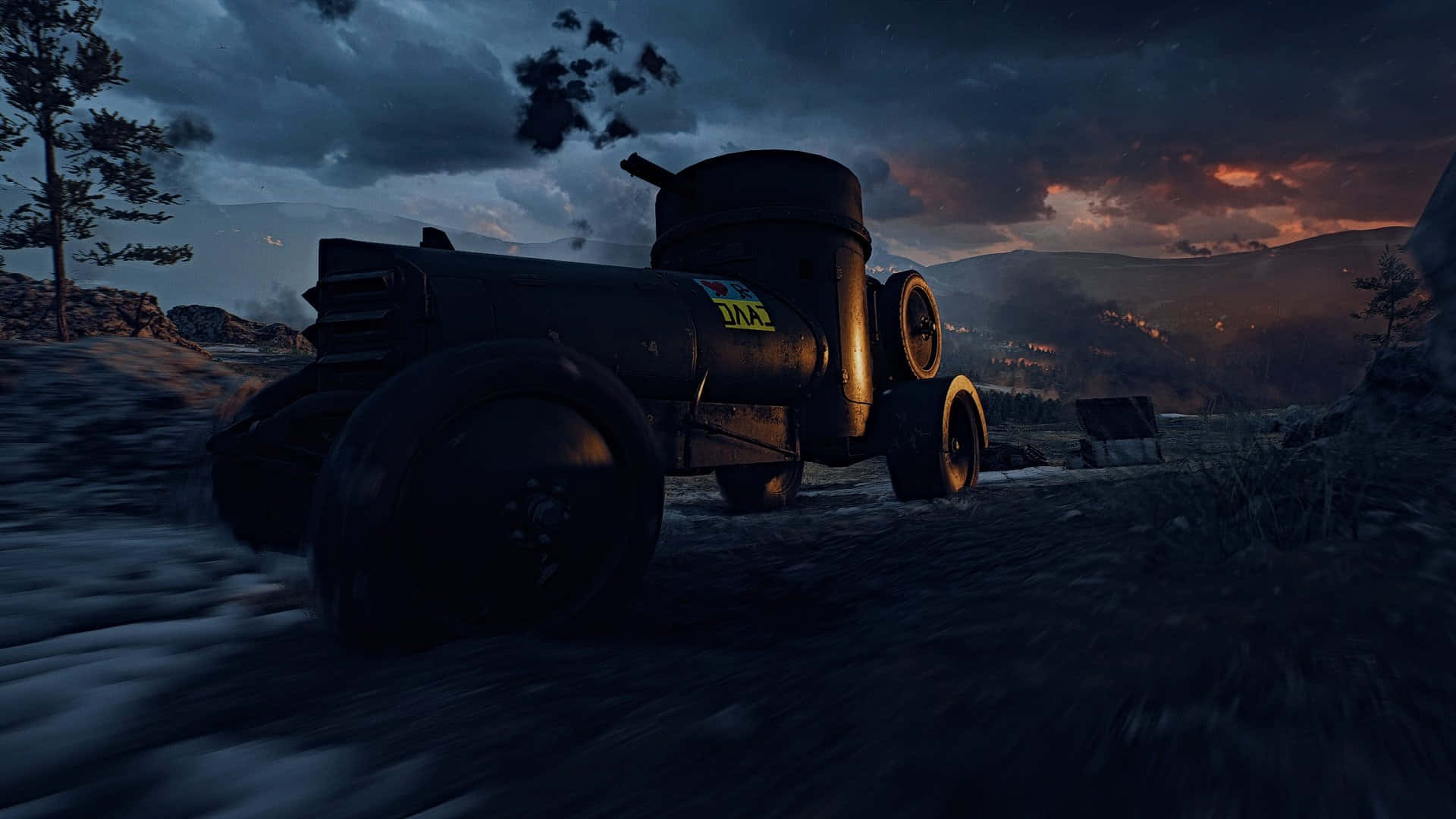 Battlefield Vehicles 桌布 壁紙 — 一輛堅固的軍用卡車在戲劇性的暮色天空下，穿過霧氣瀰漫的山口，天空中有火紅的雲彩。