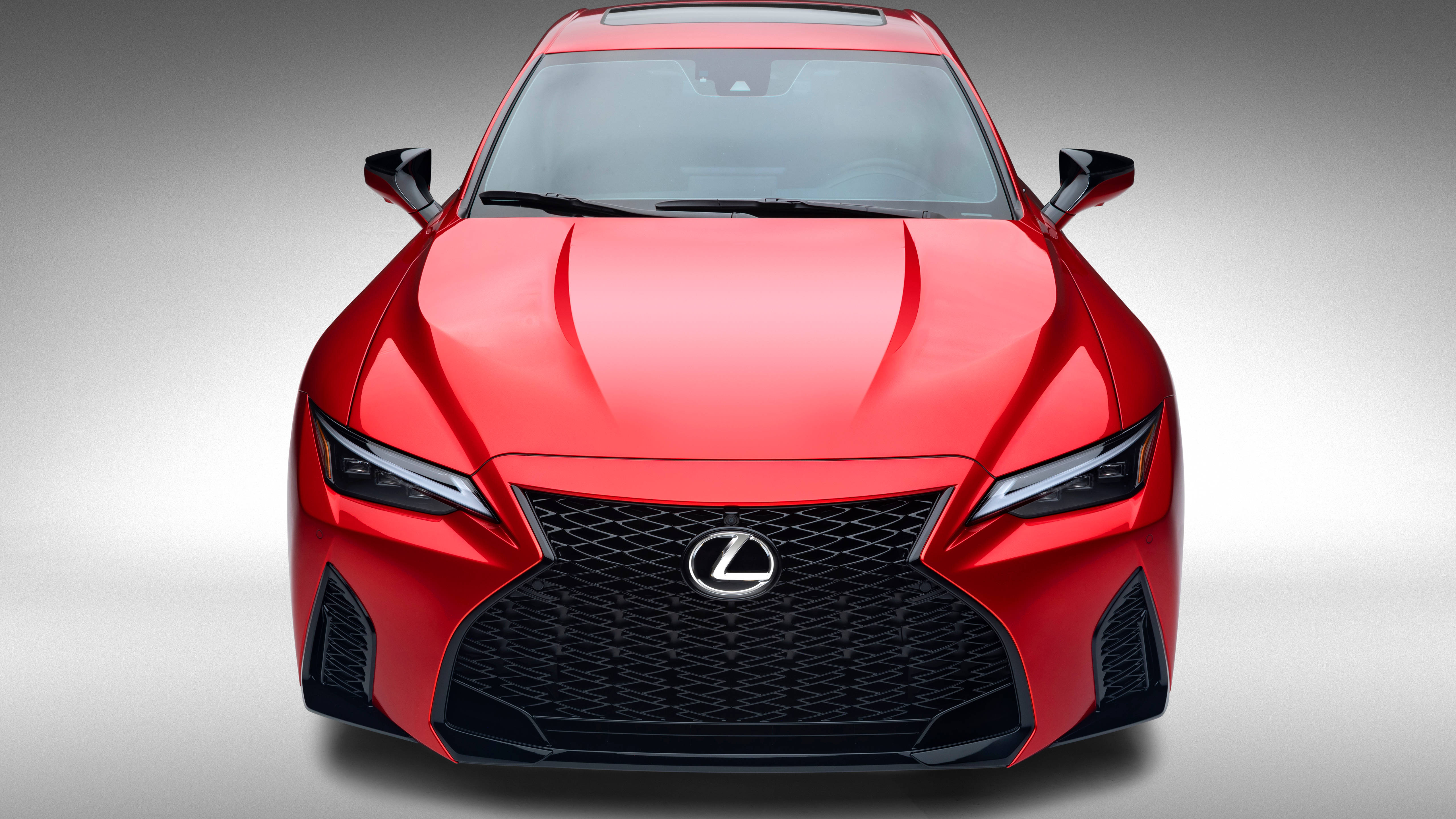 Sports Car 桌布 壁紙 — 一輛大膽的紅色Lexus跑車，配備銳利角形頭燈和黑色網狀格柵，在工作室拍攝中展示。