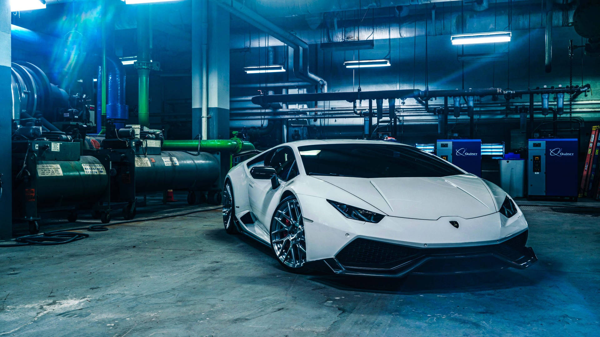 白色林寶堅尼 Huracán 在藍色燈光的工業車庫中。