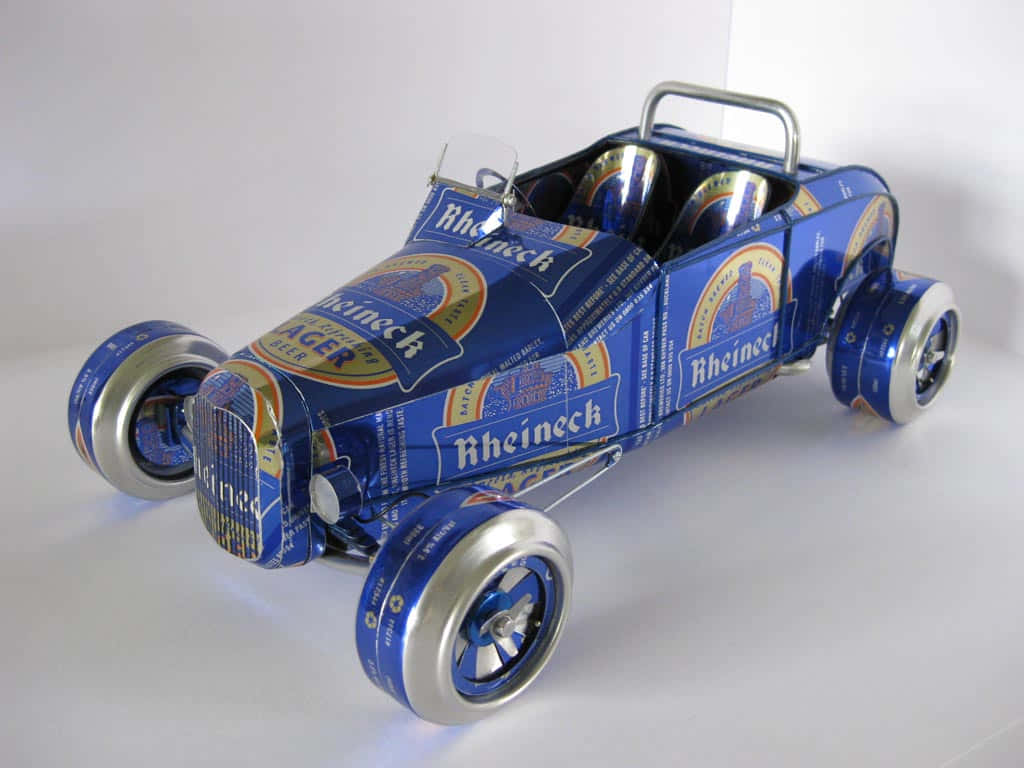 Car Model 桌布 壁紙 — 一輛完全由藍色Rheineck啤酒罐製成的定制熱棒賽車，銀色輪圈，純白色背景。