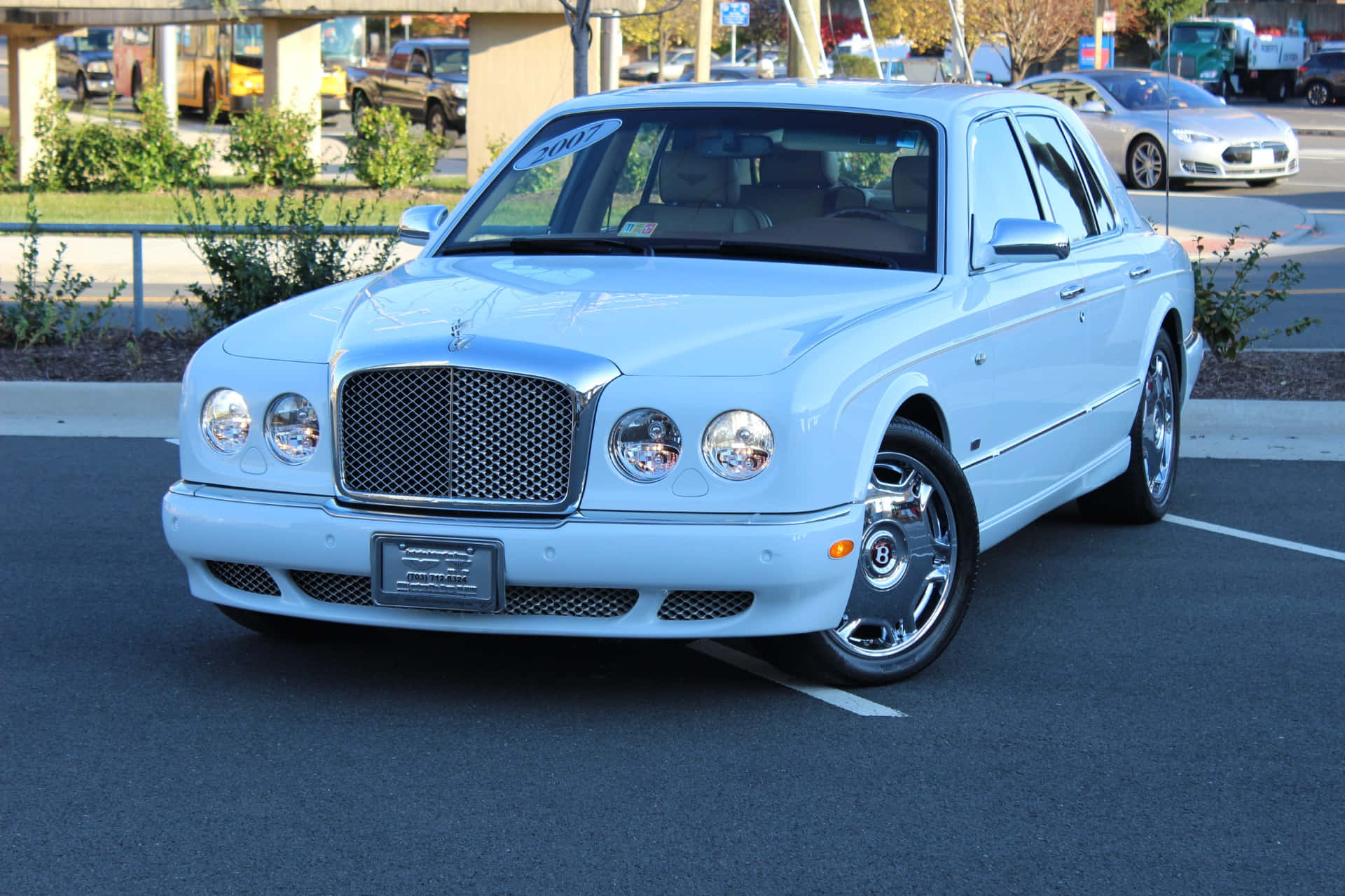 Bentley Arnage 桌布 壁紙 — 一輛完美無瑕的淺藍色 Bentley Arnage 停放在陽光明媚的停車場，帶有鍍鉻裝飾和 2007 年的車牌。
