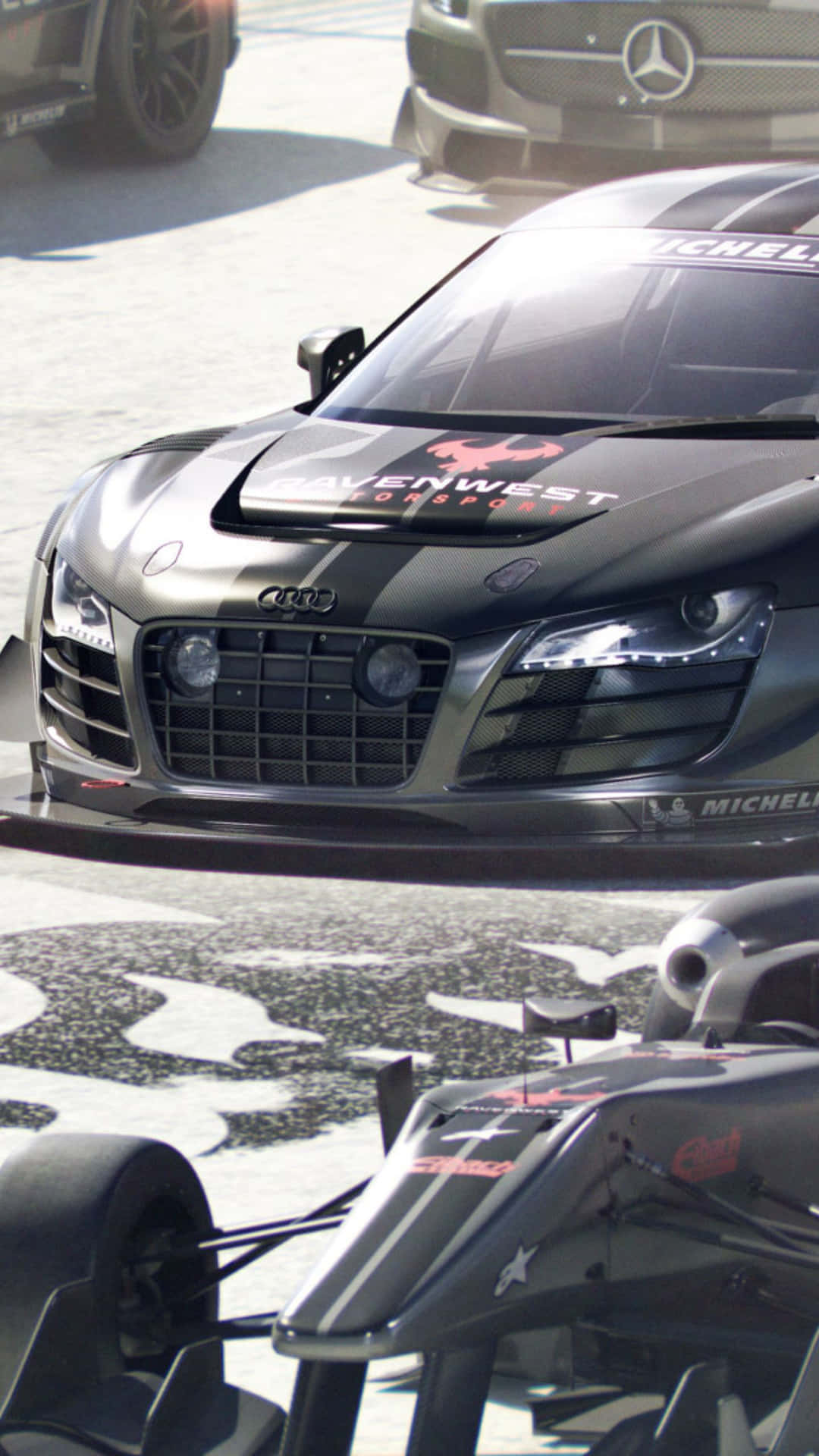 Grid Autosport 桌布 壁紙 — 一輛帶有 'CavenWest' 品牌標誌的時尚啞光黑色奧迪賽車，在陽光明媚的賽道上佔據主導地位，周圍環繞著其他高性能車輛。