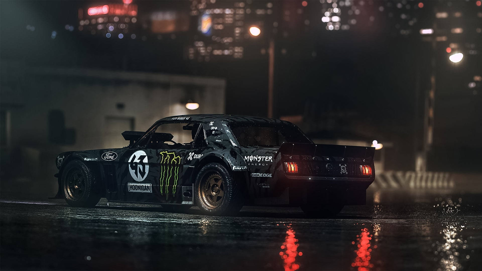 Cool Car 桌布 壁紙 — 一輛帶有Monster Energy貼紙的黑色飄移車在夜間行駛於濕滑的雨夜城市街道上，紅色尾燈在濕漉漉的路面上反射出光芒。