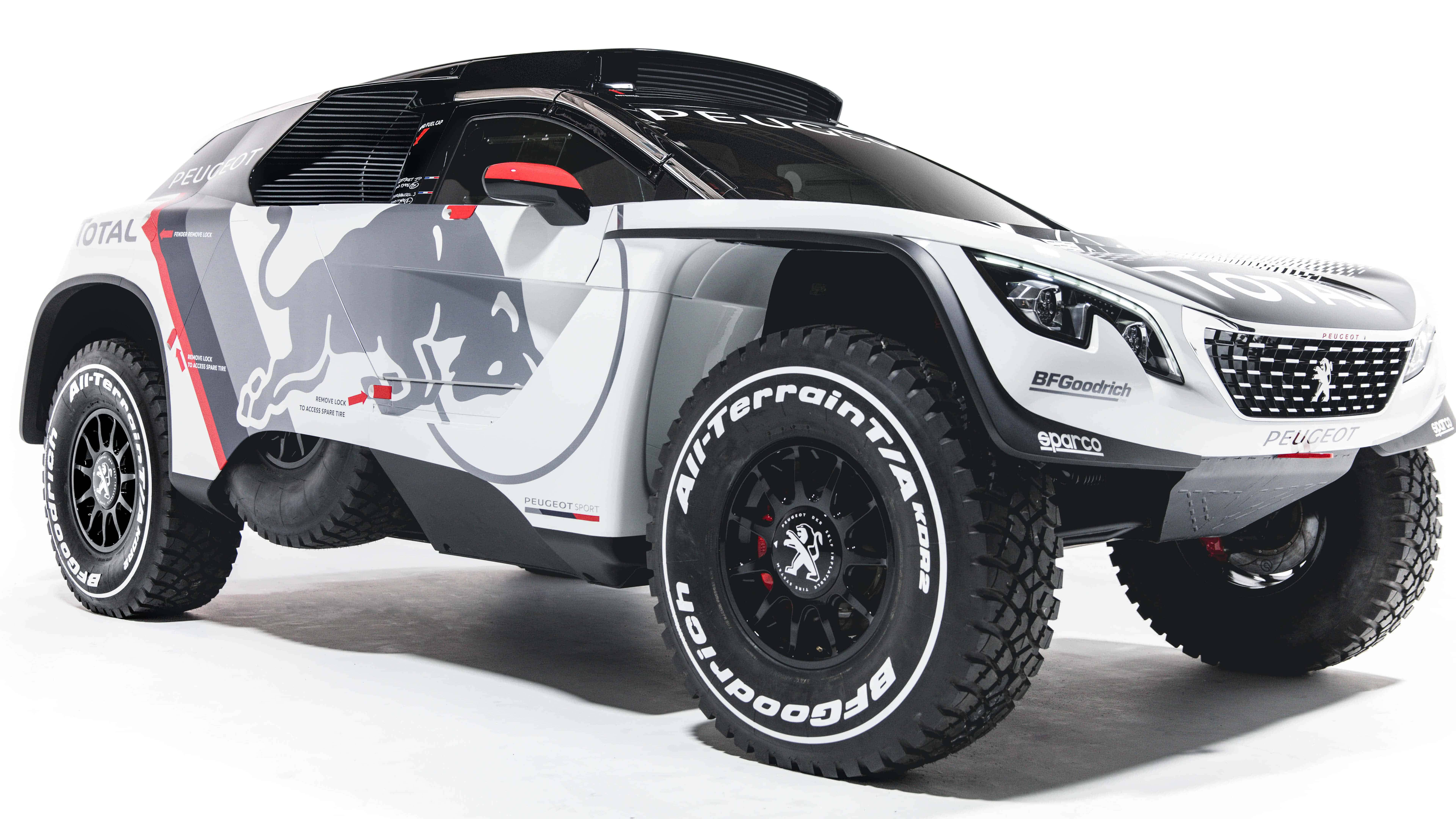 8K Rally Peugot Dakar 壁紙 — 一輛帶有Red Bull品牌和BFGoodrich輪胎的白色Peugeot拉力賽車，在純白背景前準備好進行越野行動。