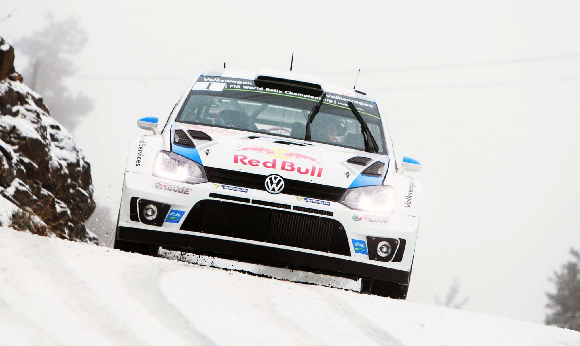 Ice Racing 桌布 壁紙 — 一輛帶有Red Bull品牌標誌的白色福士偉根拉力賽車在積雪的山路上飛馳，揚起雪花。