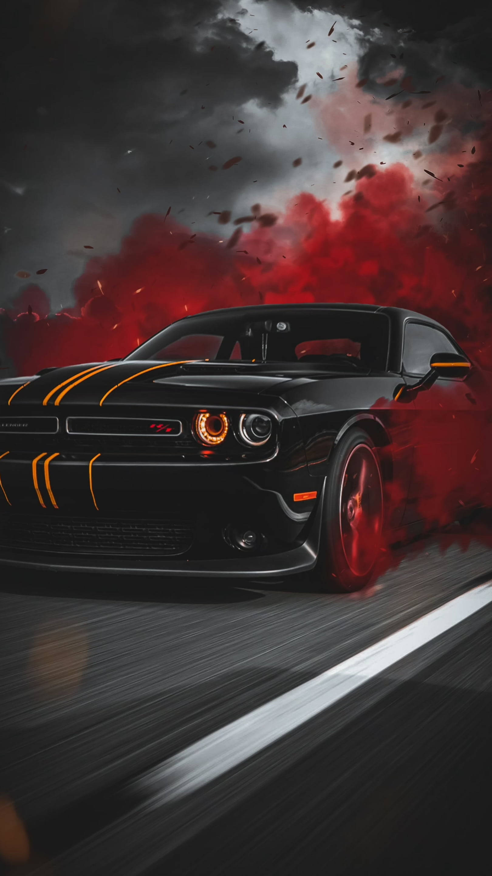 Sports Car 桌布 壁紙 — 一輛帶有橙色條紋的黑色肌肉車在暴風雨的天空中疾馳，伴隨著紅煙和飛揚的碎片。