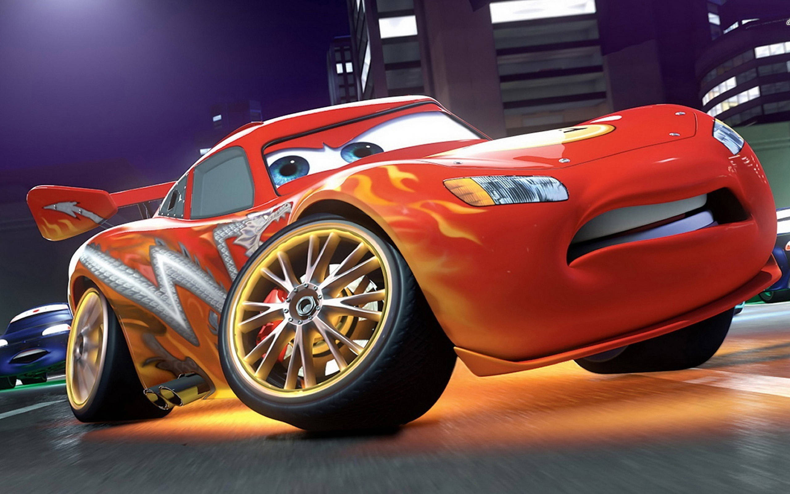 Disney Cars 桌布 壁紙 — 一輛帶有火焰貼花的紅色動畫賽車在夜間霓虹燈閃爍的城市街道上疾馳。