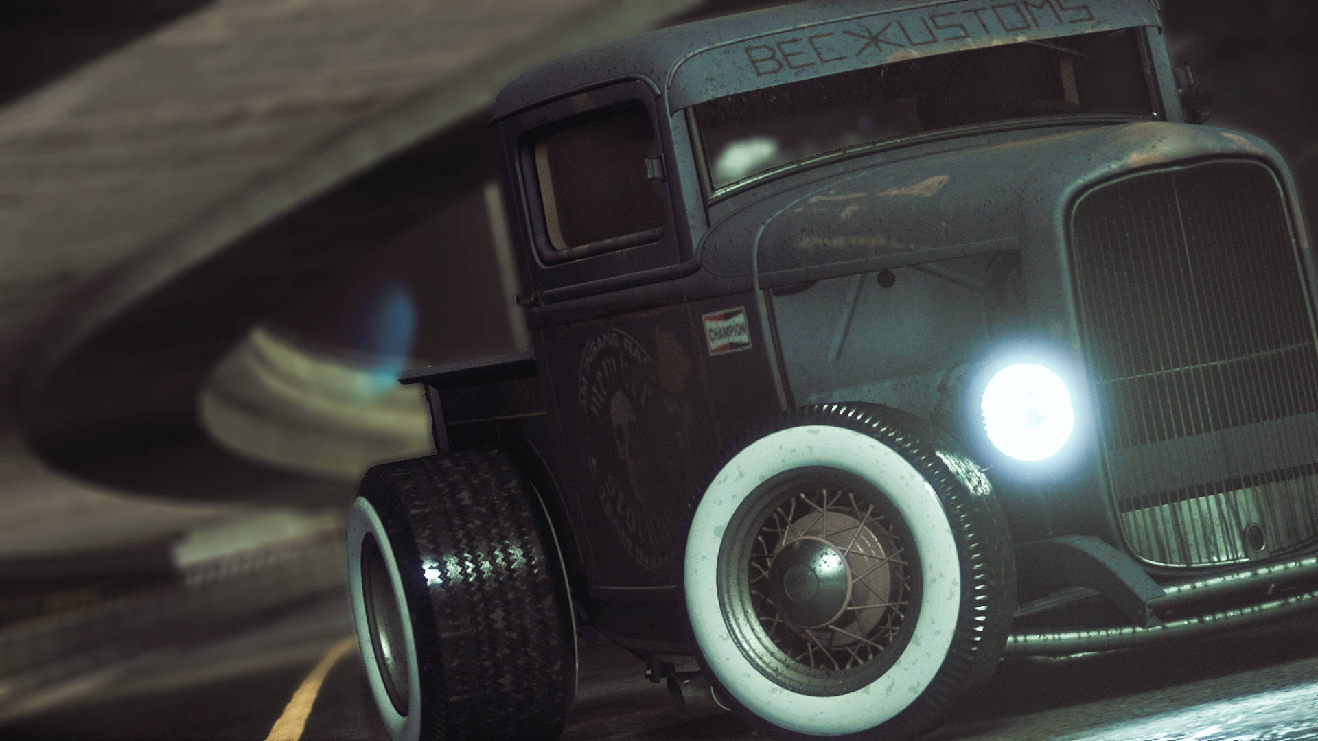 《Need For Speed》Bee Kustoms Ford Rat Rod 壁紙 — 一輛帶有發光車頭燈的復古熱棒車在黑暗隧道中疾馳，帶有動態模糊條紋。