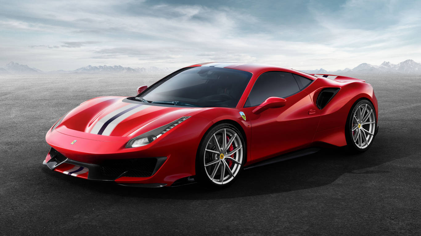 Sports Car 桌布 壁紙 — 一輛帶有白色賽車條紋的鮮紅色法拉利跑車，在陰天背景下，立於廣闊的灰色瀝青平原上，背景是遠處的雪山。