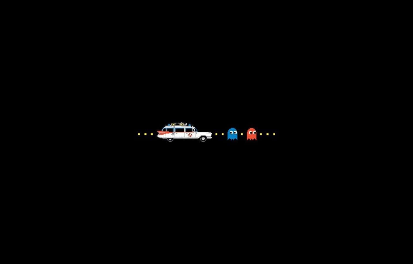 Ghostbusters 桌布 壁紙 — 一輛帶有紅色條紋的白色捉鬼敢死隊汽車，以及兩個經典街機鬼魂（藍色和紅色）並排站在黑色背景前。