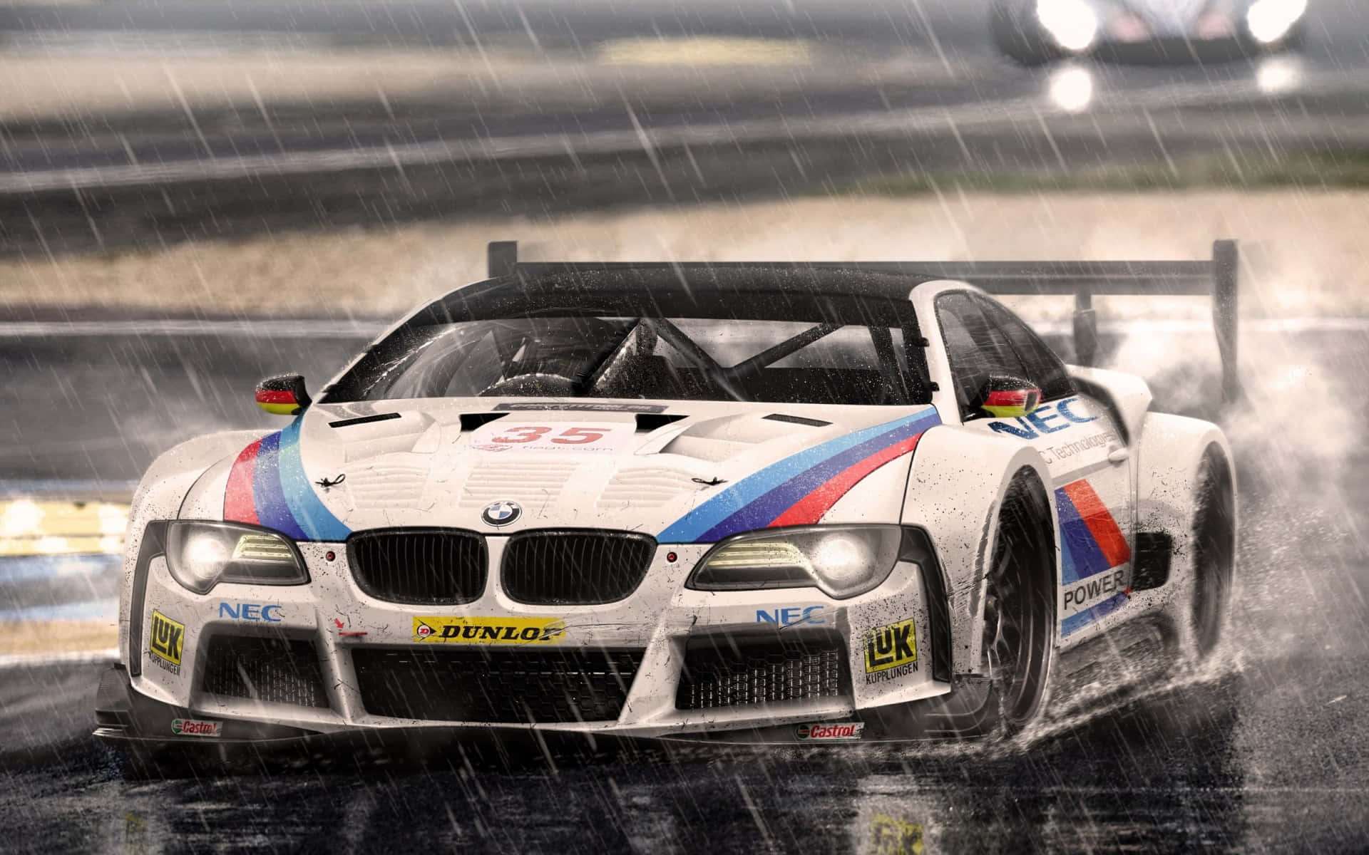 Car Racing 桌布 壁紙 — 一輛帶有藍紅條紋的白色BMW賽車在傾盆大雨中飛馳在濕滑的賽道上，濺起水花。