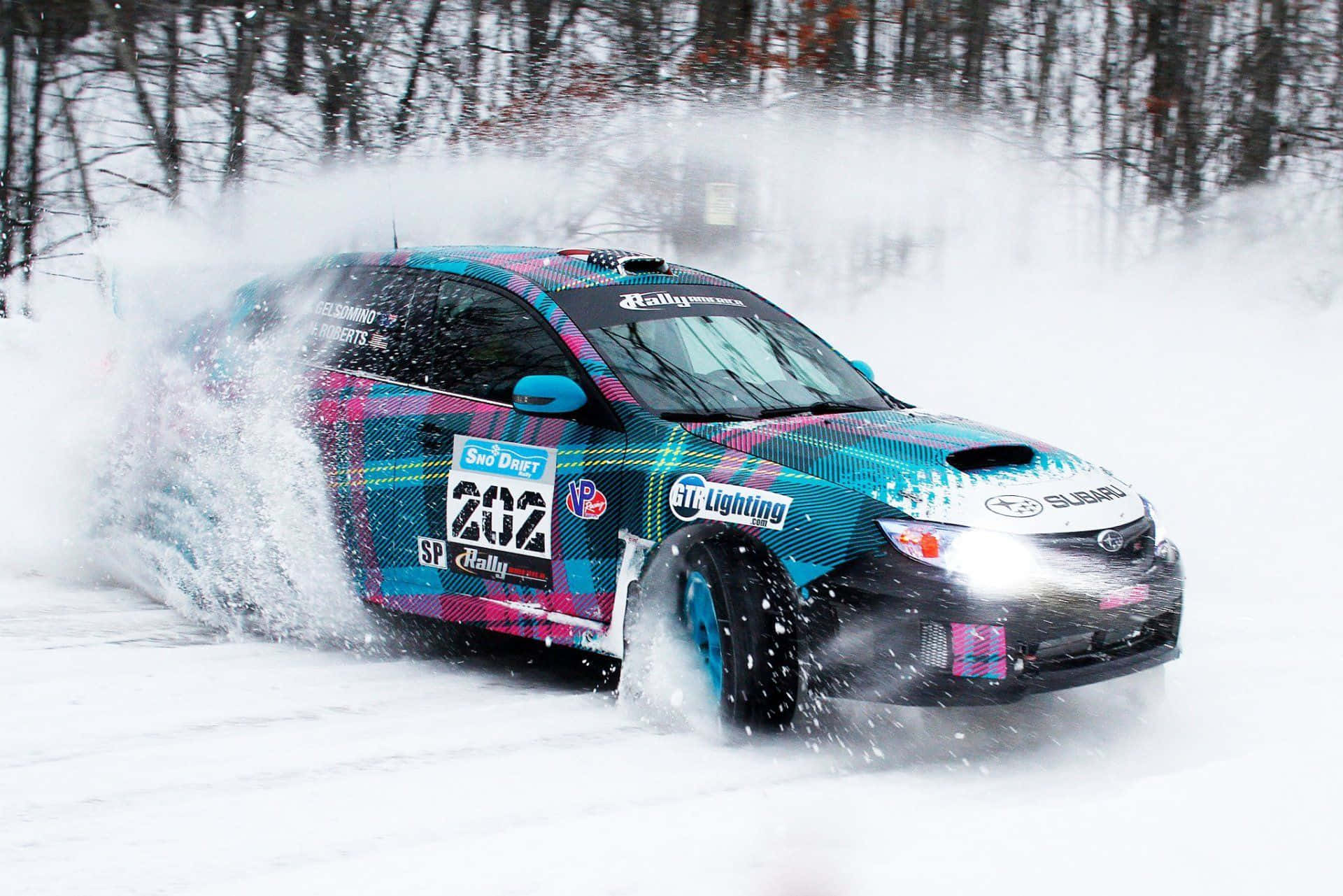 Ice Racing 桌布 壁紙 — 一輛帶有鮮豔格子圖案的拉力賽車在雪地森林中疾馳，揚起一片雪和冰霧。