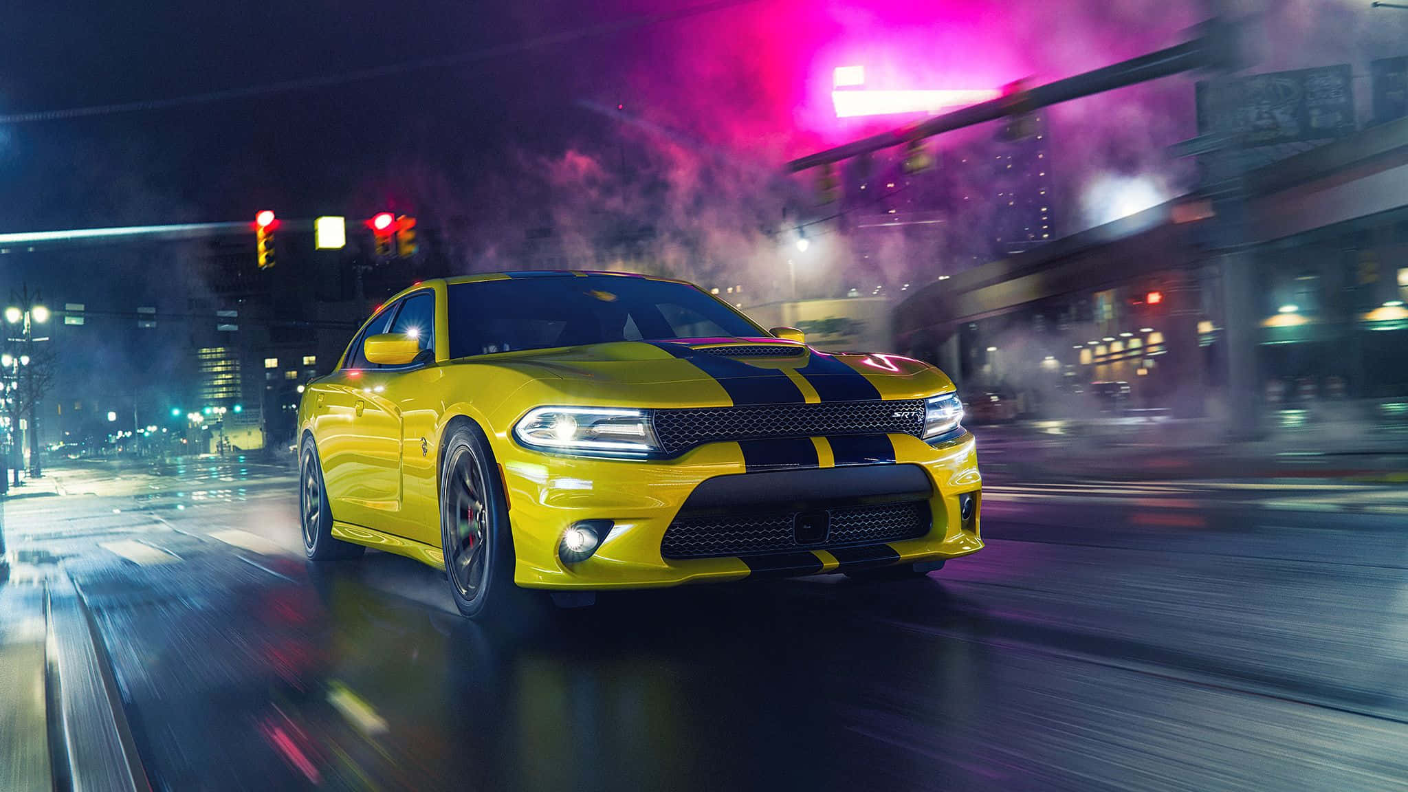 Dodge Charger 桌布 壁紙 — 一輛帶有黑色條紋的亮黃色 Dodge Challenger 在夜晚穿過霓虹燈閃爍的雨濕城市街道。