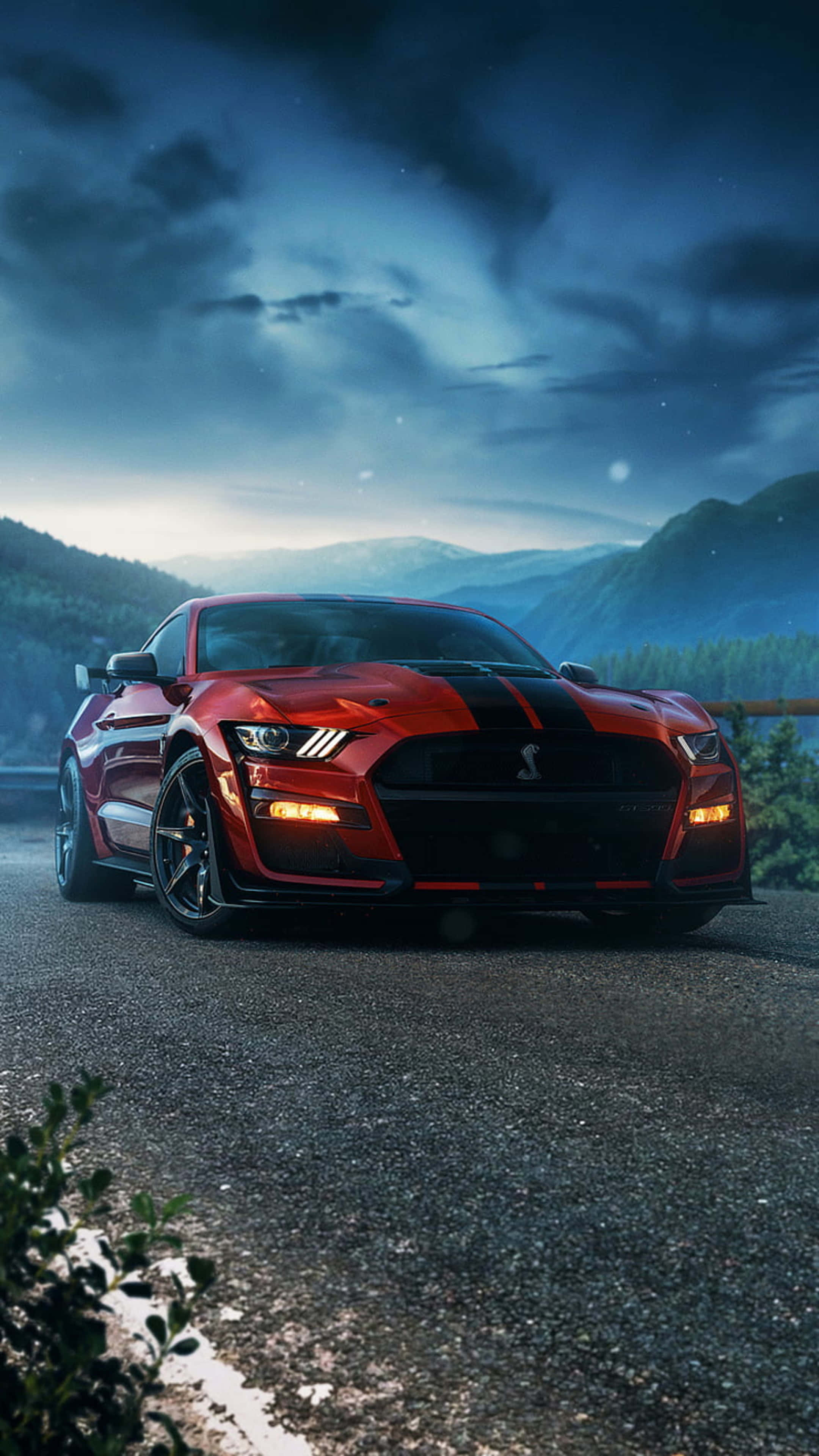 4K Car 桌布 壁紙 — 一輛帶有黑色條紋的紅色Shelby Mustang停泊在山路上，背景是繁星點點的夜空和遠山。