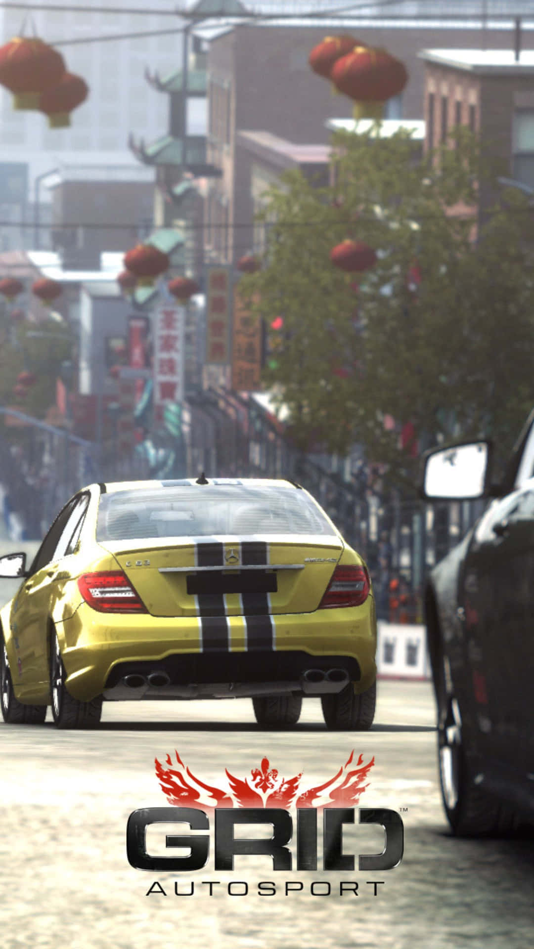 Grid Autosport 桌布 壁紙 — 一輛帶有黑色條紋的黃色賽車在一條掛滿紅燈籠和亞洲標誌的街道上飛馳。