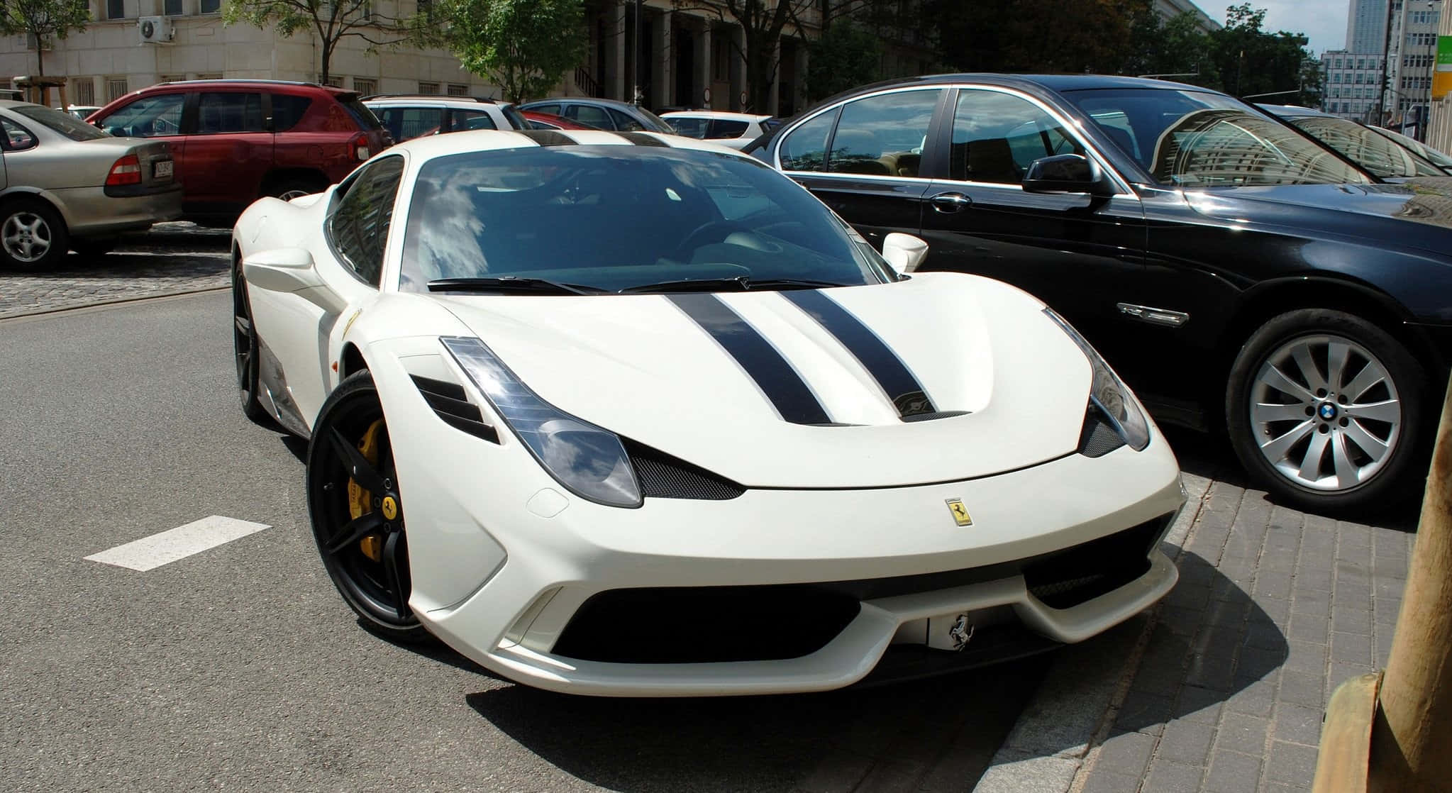 Ferrari 458 Speciale 桌布 壁紙 — 一輛帶有黑色賽車條紋的純白色法拉利跑車，停泊在陽光明媚的城市街道上，旁邊有其他車輛。