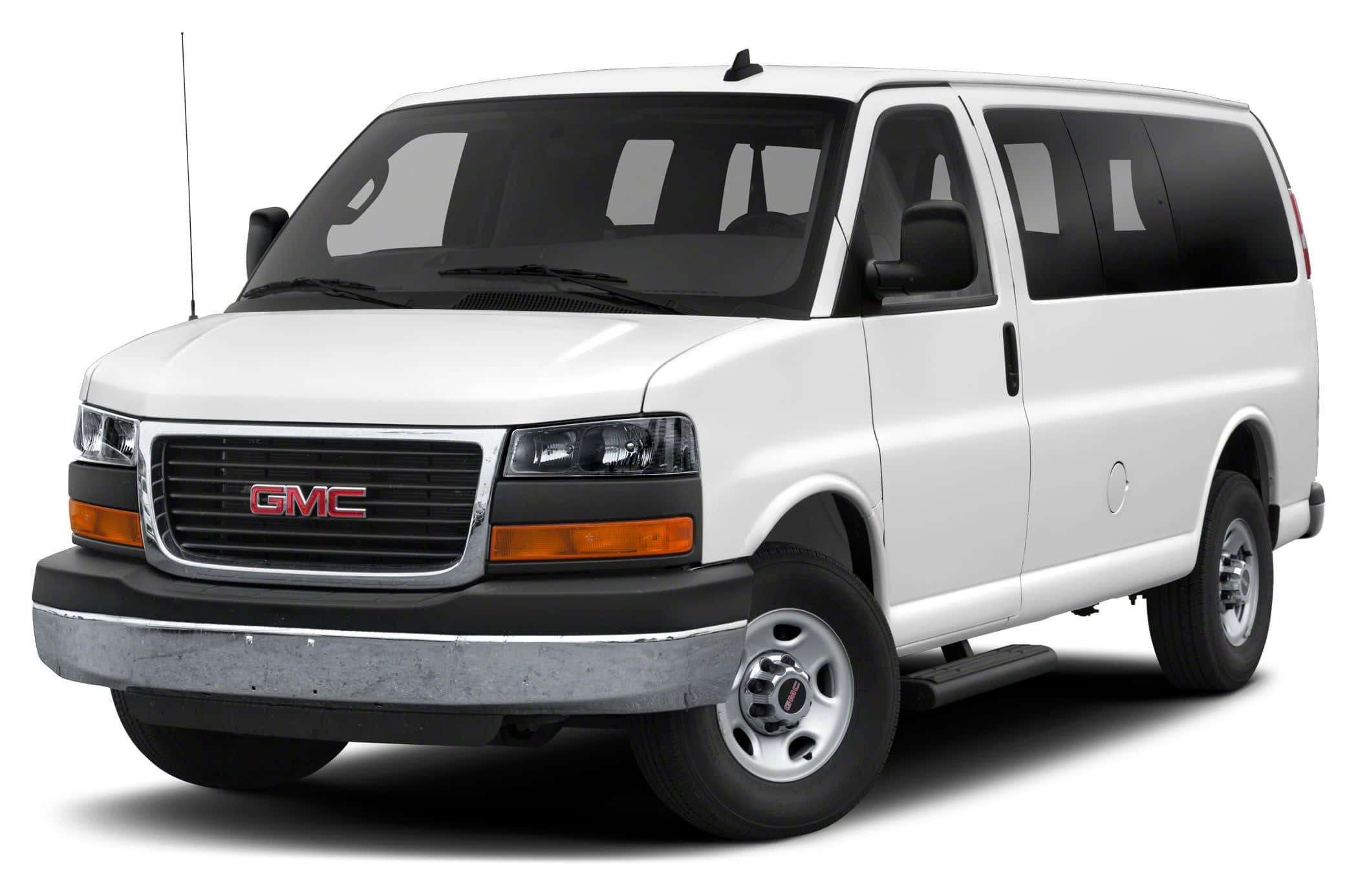 Gmc Savana 桌布 壁紙 — 一輛帶有黑色飾邊和有色車窗的純白色GMC客貨車，孤立在乾淨的白色背景上。