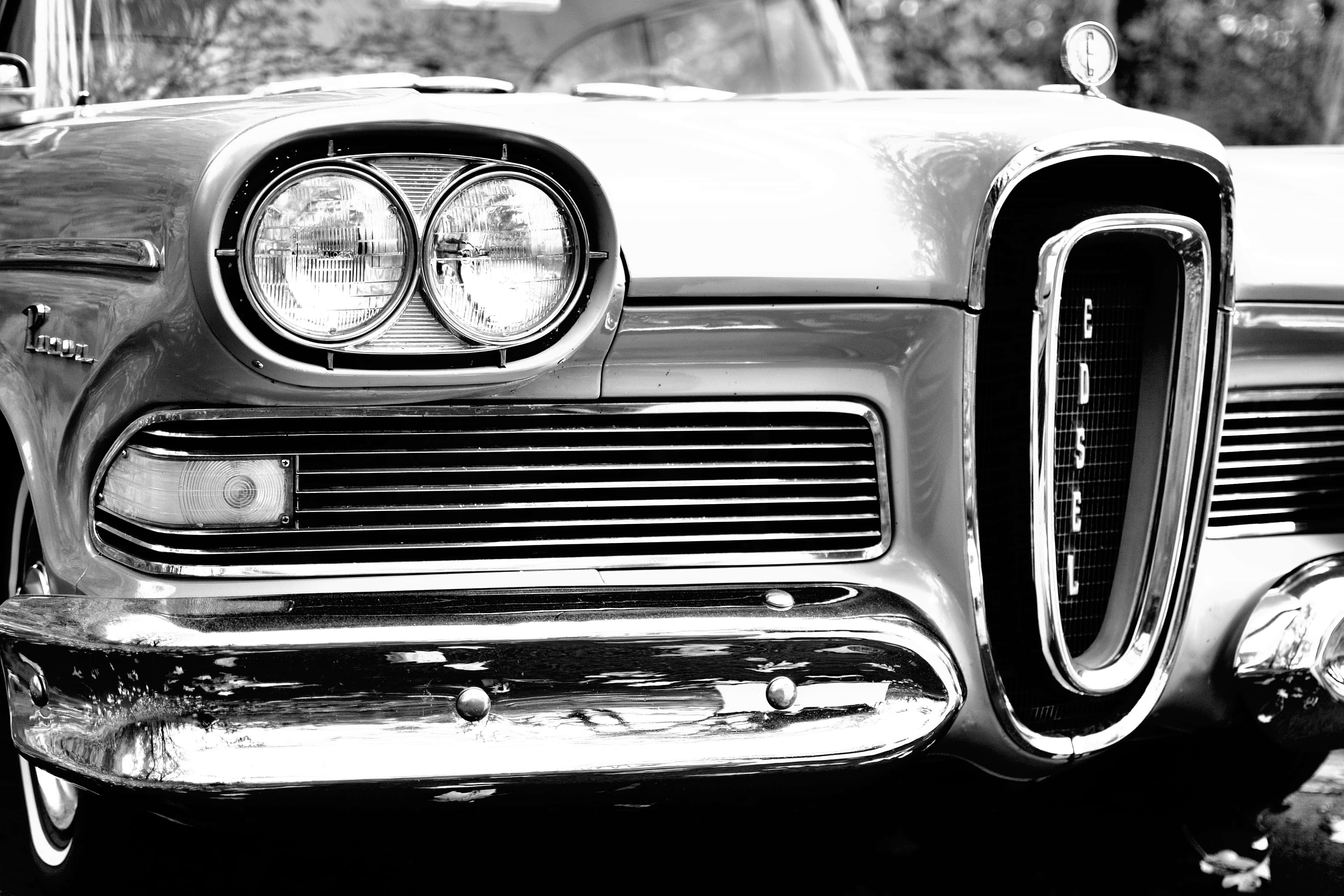 Black And White Vintage Car 桌布 壁紙 — 一輛復古Edsel汽車閃亮鍍鉻格柵和雙圓頭燈的醒目黑白特寫。