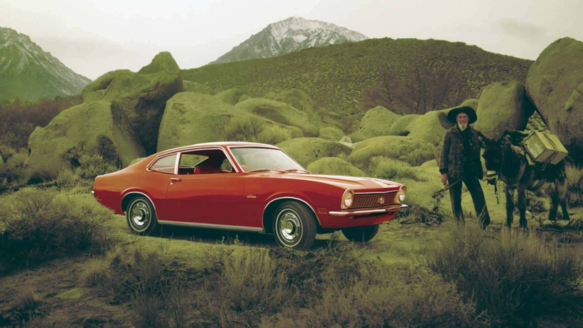 Ford Maverick 桌布 壁紙 — 一輛復古紅色雙門跑車停泊在長滿苔蘚的山地地形中，旁邊是一位帶著驢子運送裝備的男子。