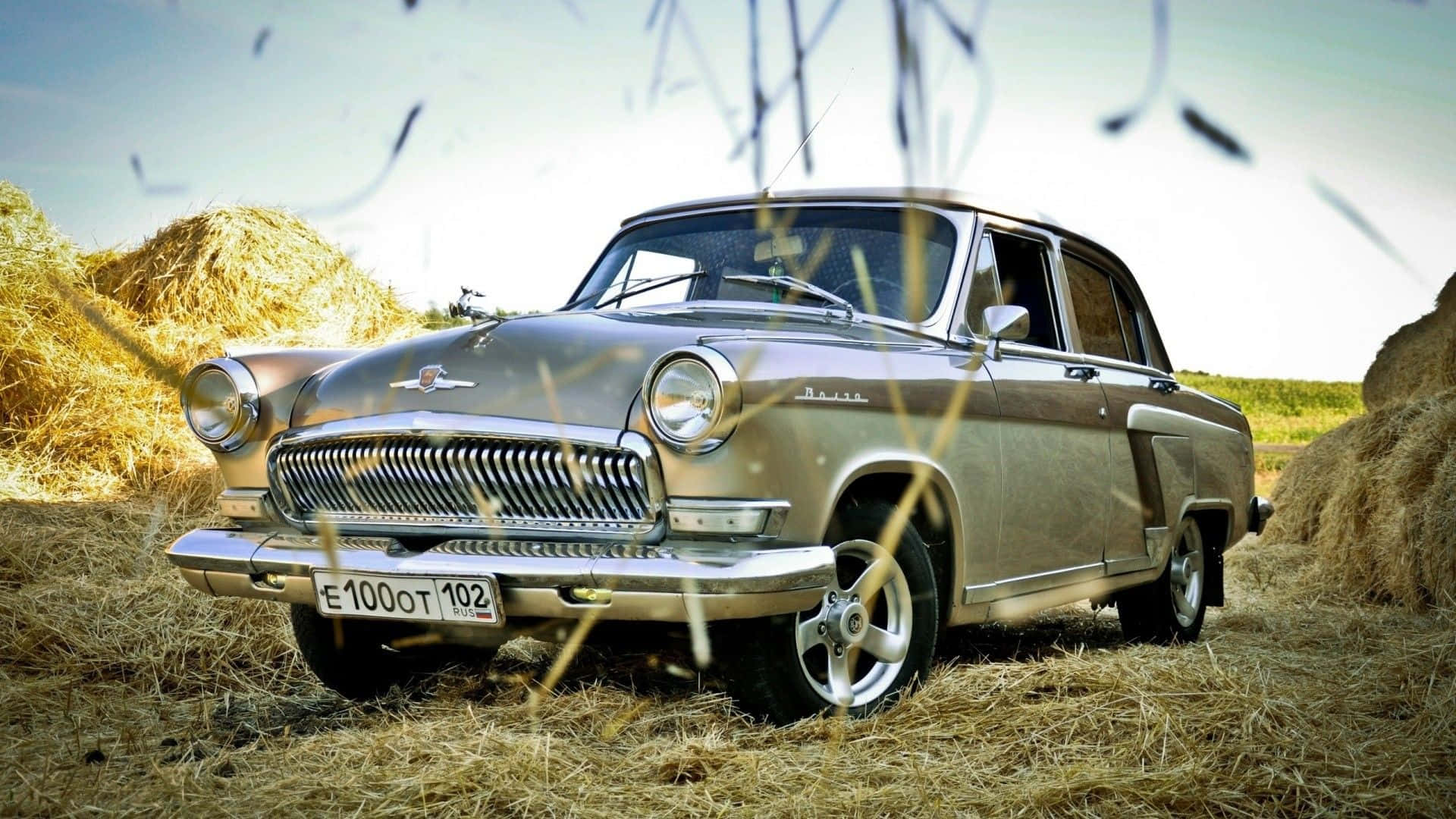 Hindustan Motors 桌布 壁紙 — 一輛復古銀色汽車停泊在金黃色乾草捆之間，前景有乾草。
