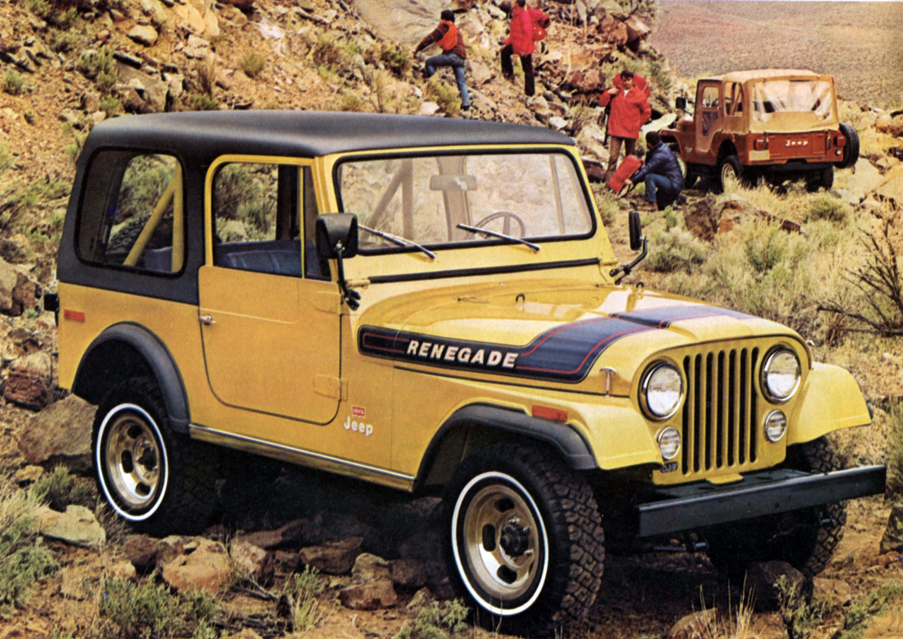 Jeep Cj 桌布 壁紙 — 一輛復古黃色Jeep Renegade，黑色車頂和引擎蓋條紋，停在岩石地形上，附近有穿著紅色夾克的人。