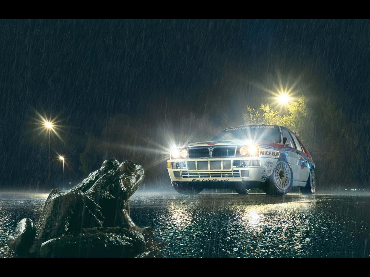 Lancia 桌布 壁紙 — 一輛拉力賽車在夜間以明亮的頭燈穿過大雨，照亮濕滑道路上的大型青蛙雕像。