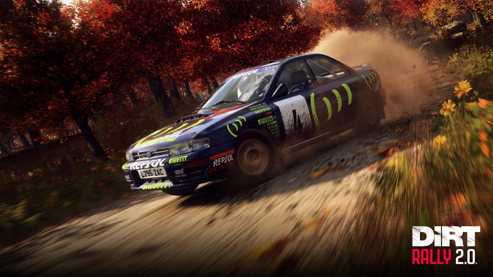 《Dirt Rally》Subaru Impreza 壁紙 — 一輛拉力賽車在紅葉飛舞的森林中疾馳，在碎石路上揚起塵土。