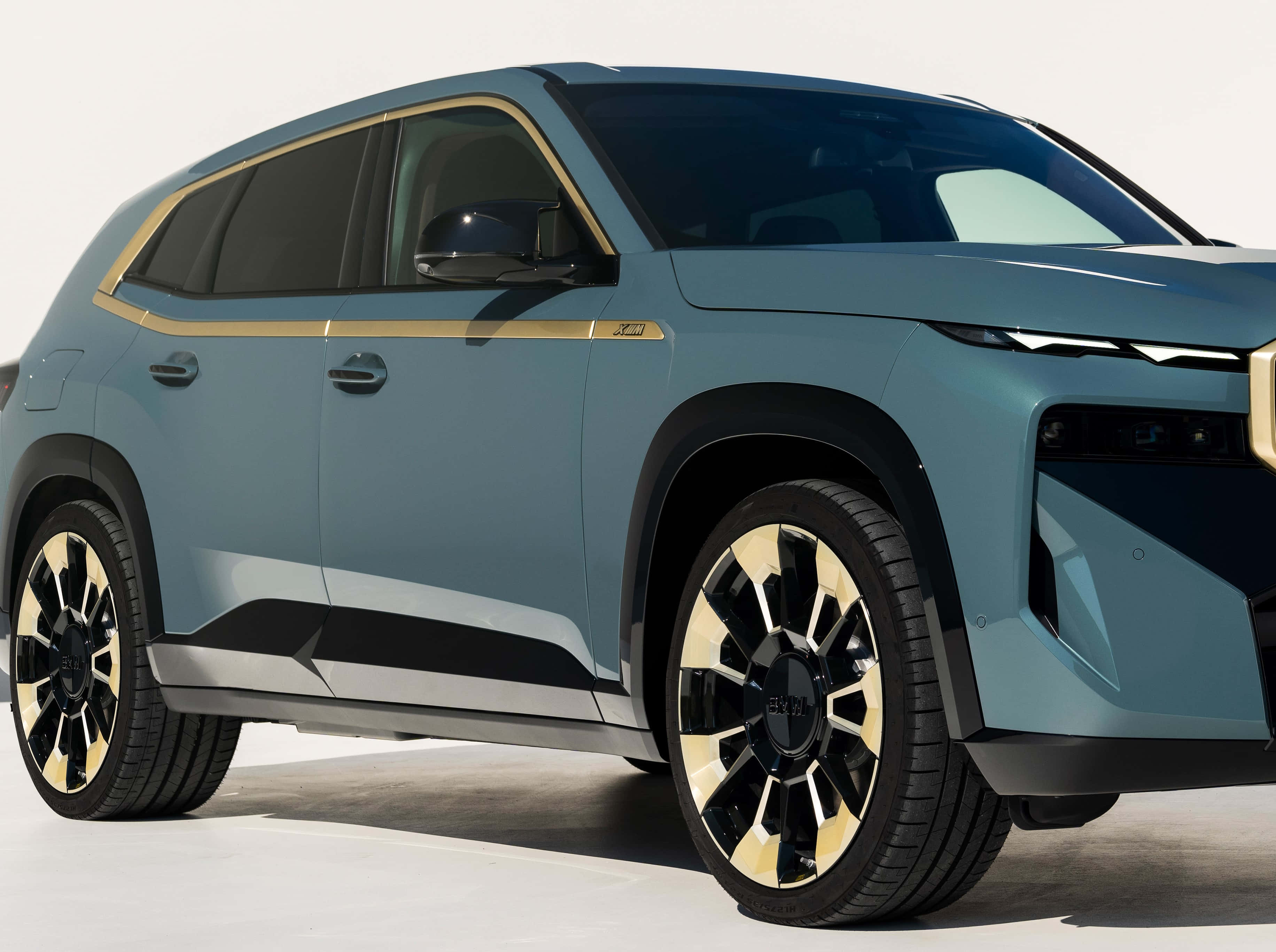 Sports Car 桌布 壁紙 — 一輛時尚現代藍色SUV，配備金色飾邊和黑色輪圈，矗立在簡約的攝影棚環境中。