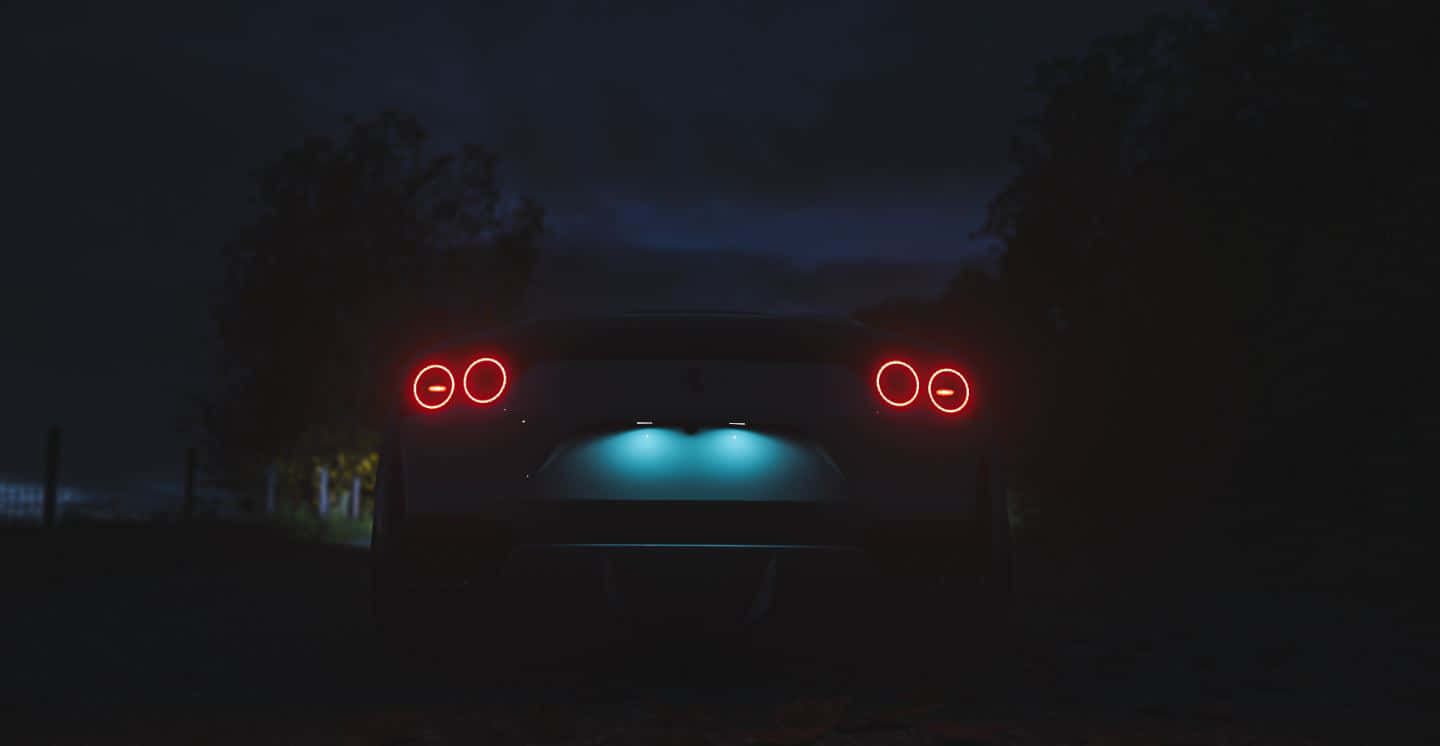 Ferrari 812 Superfast 桌布 壁紙 — 一輛時尚白色跑車的紅色尾燈和藍色底盤燈在夜間照亮了黑暗的鄉村道路。