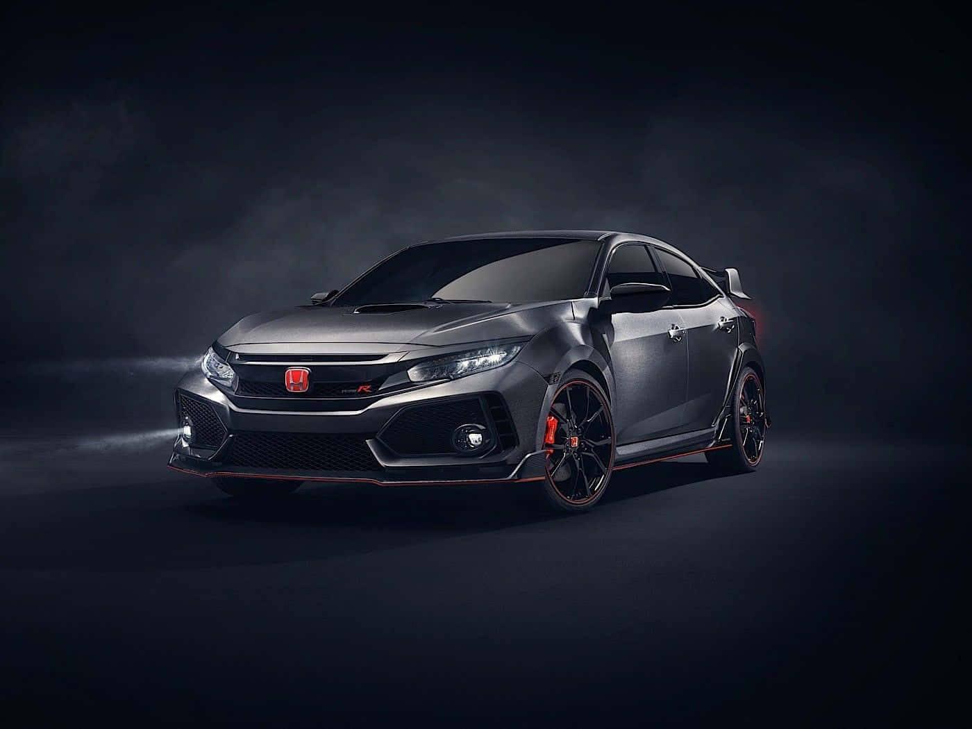 Hatchback 桌布 壁紙 — 一輛時尚的啞光灰色本田思域Type R，帶有紅色點綴和發光頭燈，在煙霧瀰漫的黑暗工作室中戲劇性地矗立。