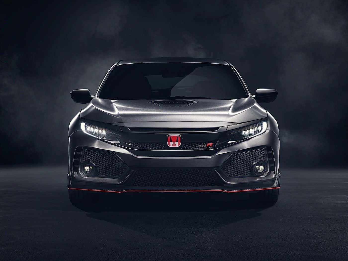 Hatchback 桌布 壁紙 — 一輛時尚的啞光灰色本田思域Type R帶有紅色點綴，在戲劇性的工作室燈光下，對著煙霧繚繞的黑暗背景直視前方。