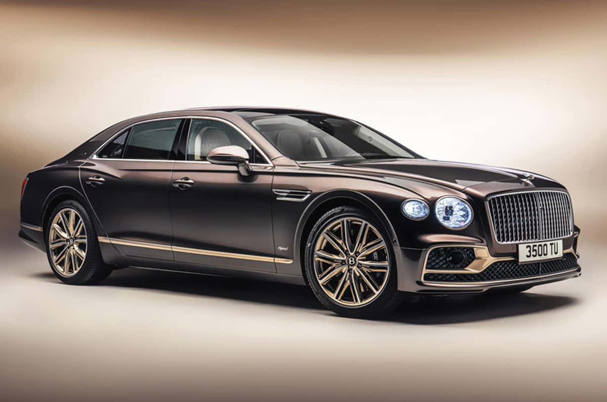 Bentley Flying Spur 桌布 壁紙 — 一輛時尚的啞光青銅色賓利飛馳，搭配金色點綴，在柔和的工作室燈光下閃耀。