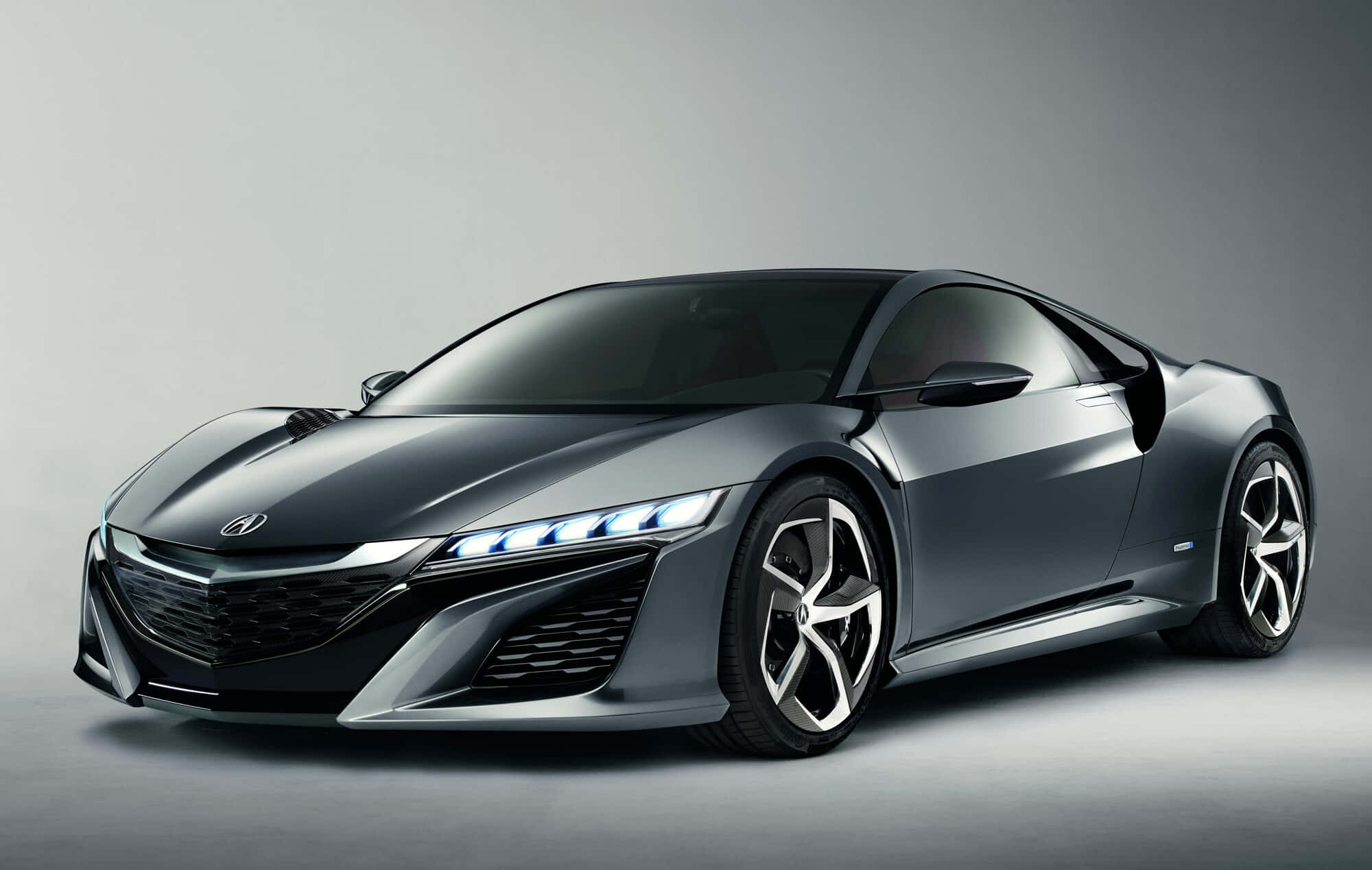 Honda Nsx 桌布 壁紙 — 一輛時尚的未來主義跑車，配備發光頭燈和金屬灰色飾面，在極簡主義的攝影棚背景下擺拍。