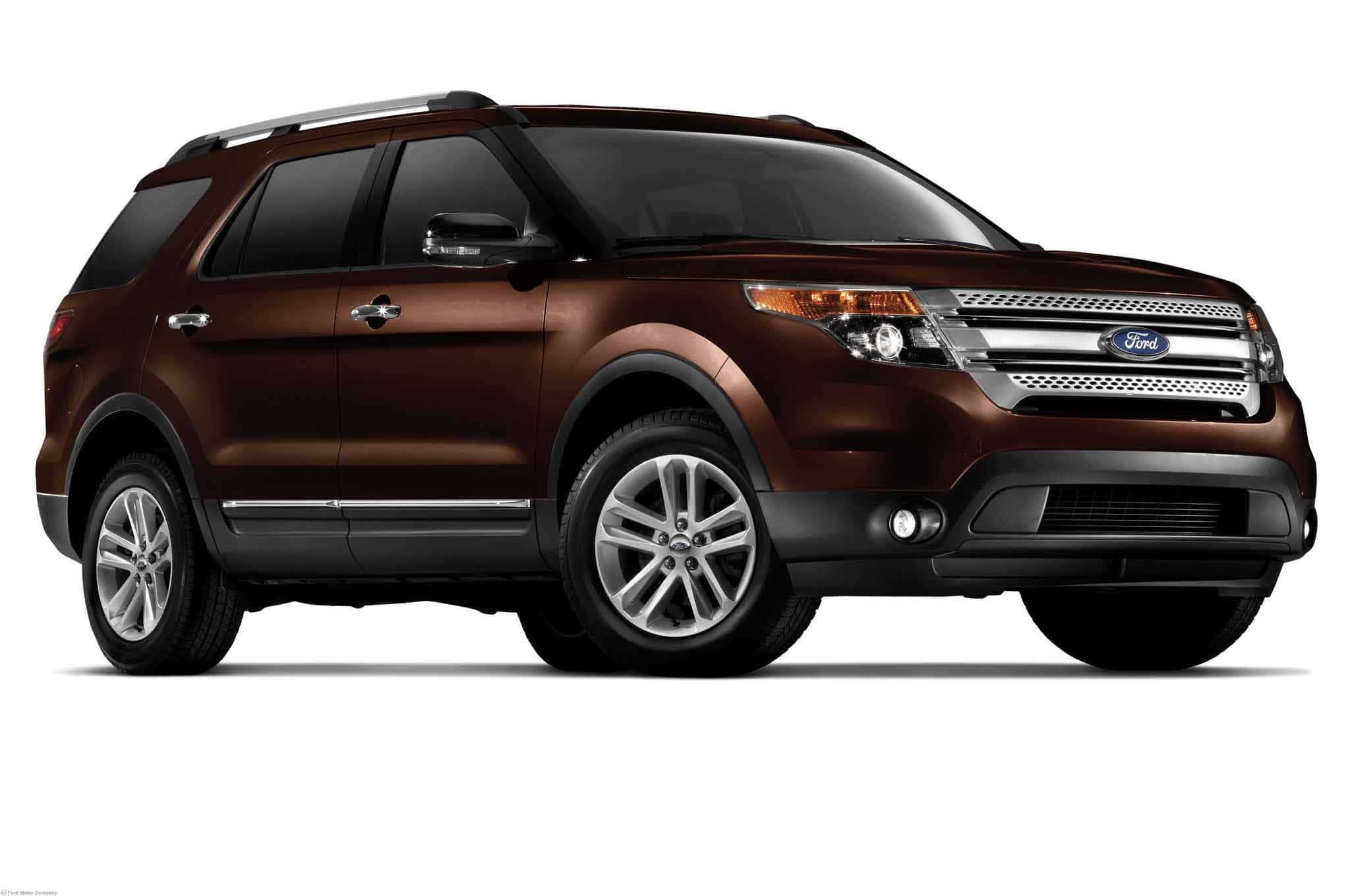 Ford Explorer 桌布 壁紙 — 一輛時尚的棕色福特探險者SUV在工作室燈光下，以乾淨的白色背景展示。