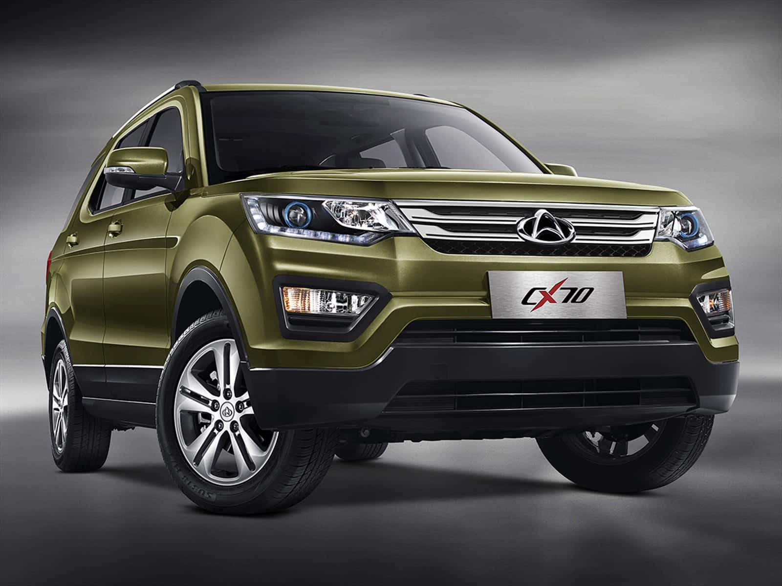 Changan 桌布 壁紙 — 一輛時尚的橄欖綠色CX70 SUV，帶有鍍鉻飾邊和現代車頭燈，在陰鬱的灰色工作室背景中展示。