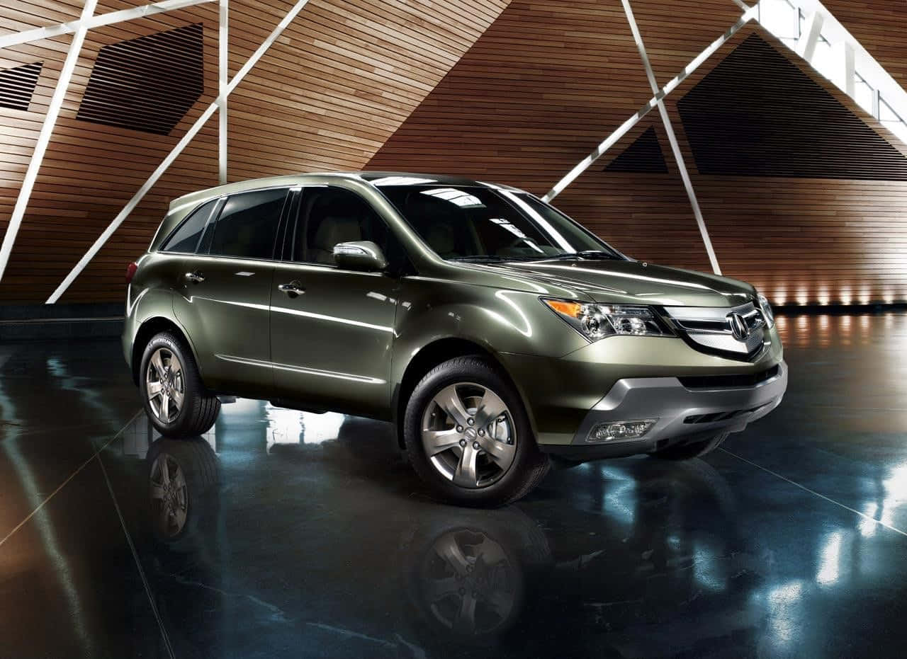 Acura Mdx 桌布 壁紙 — 一輛時尚的橄欖綠色SUV在現代化的工作室中展示，工作室有木質牆壁和反光地板。