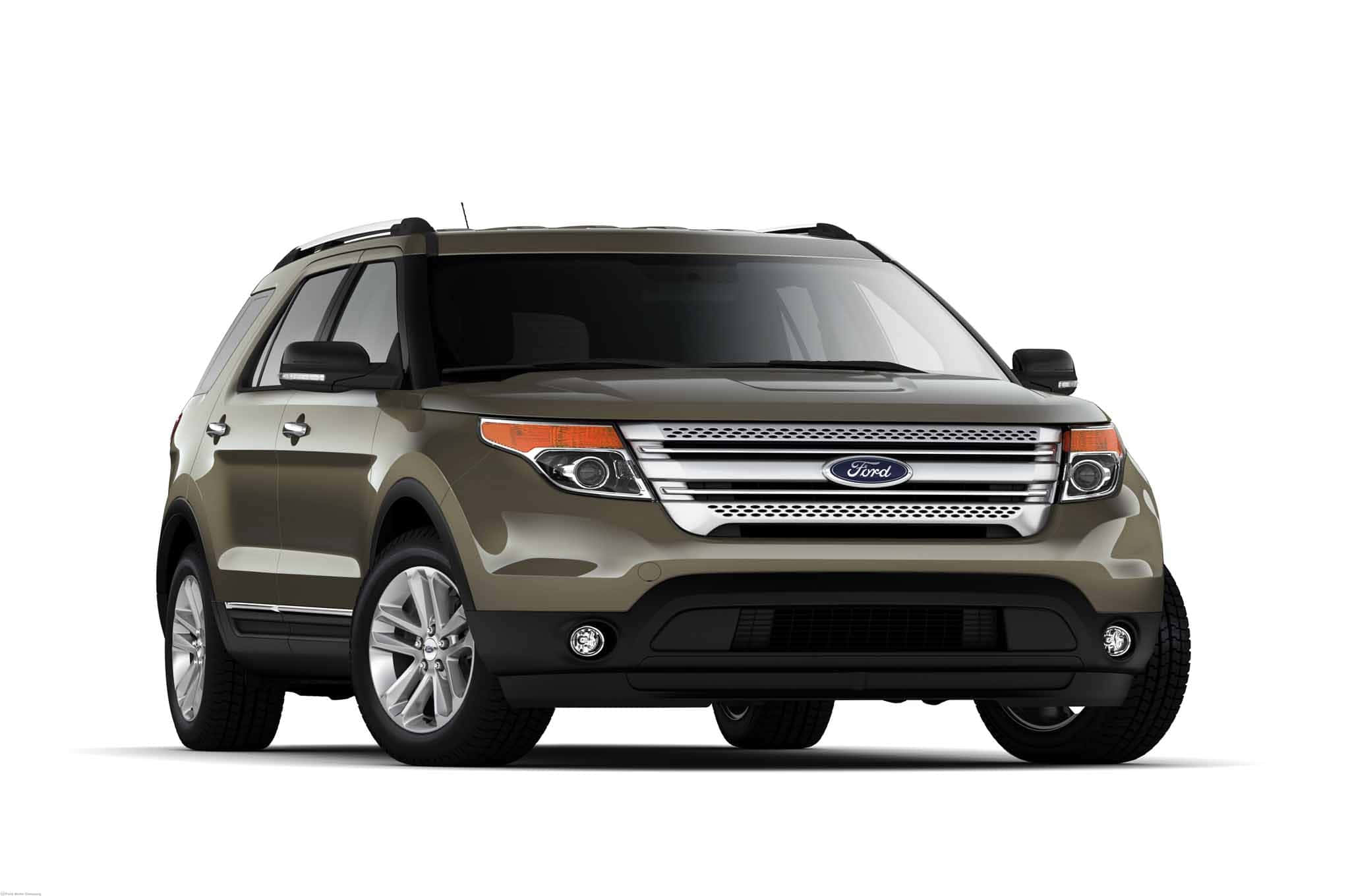 Ford Explorer 桌布 壁紙 — 一輛時尚的橄欖綠色福特探險者SUV在工作室燈光下以乾淨的白色背景展示。