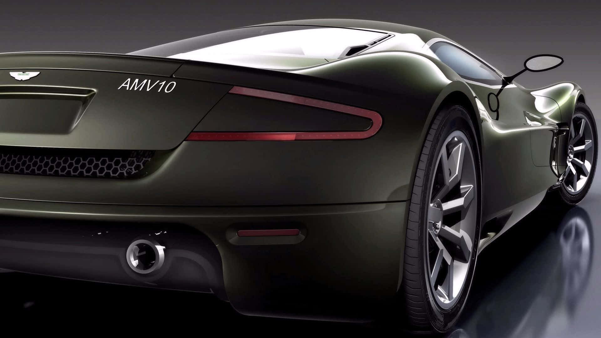 HD Car 桌布 壁紙 — 一輛時尚的深綠色 Aston Martin AMV10 跑車，從後方四分之三角度展示，帶有紅色尾燈和鍍鉻裝飾。