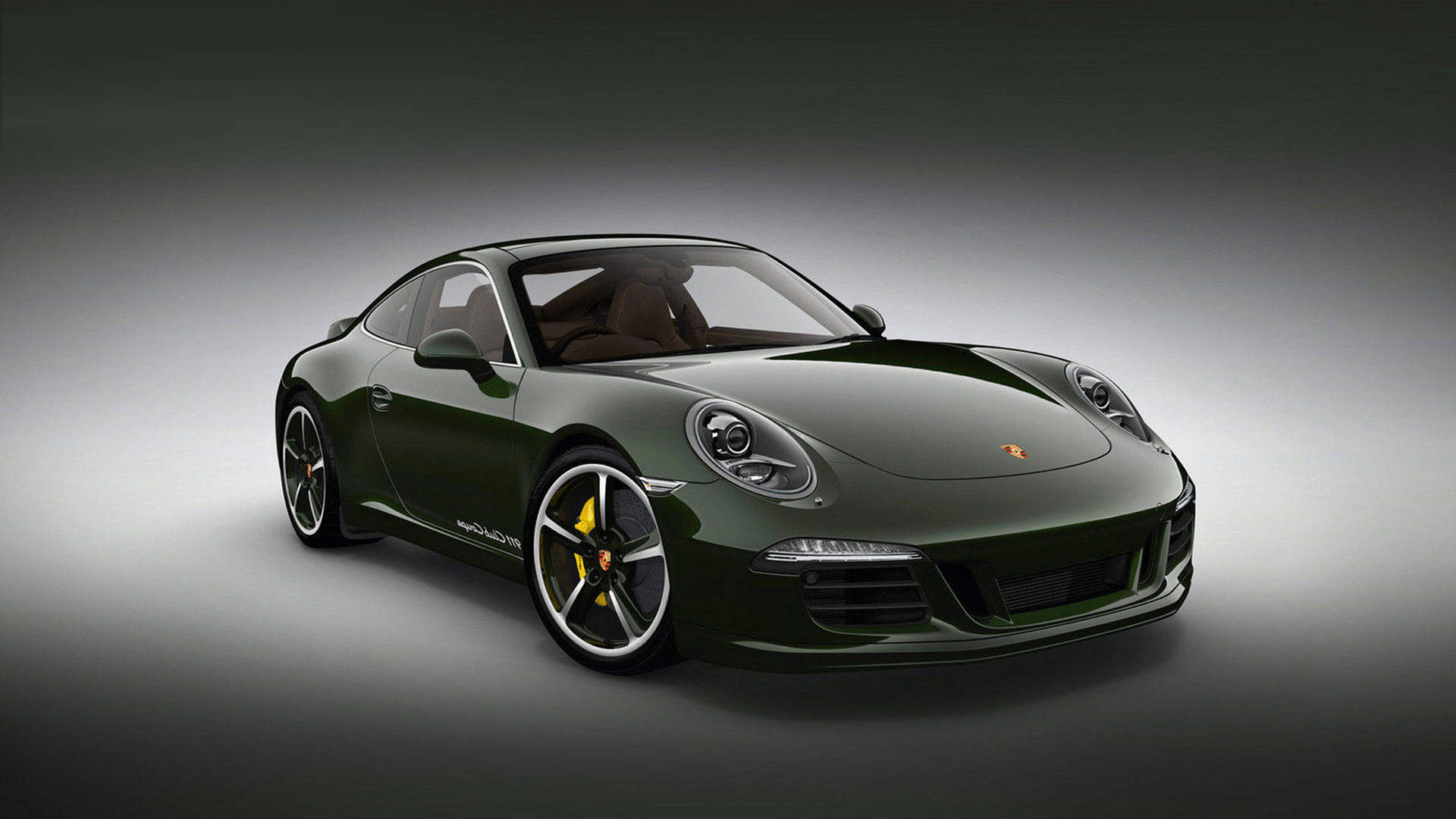 保時捷 桌布 壁紙 — 一輛時尚的深綠色保時捷911 Turbo S雙門跑車，配備黃色制動卡鉗，在漸變灰色工作室背景前展示。
