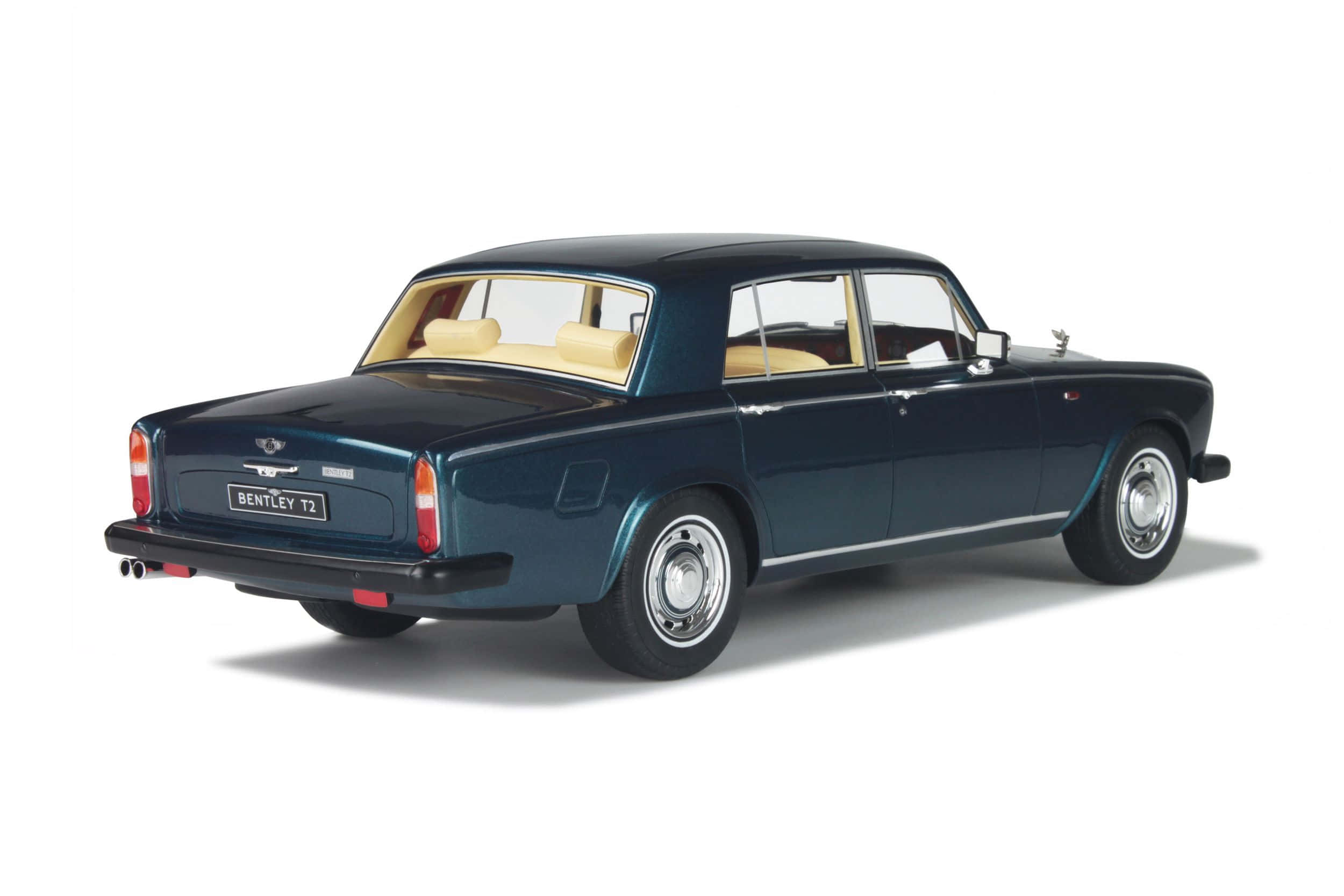 Bentley T2 桌布 壁紙 — 一輛時尚的深藍色 Bentley T2 轎車，配備奶油色皮革內飾，在白色背景的影樓燈光下展示。