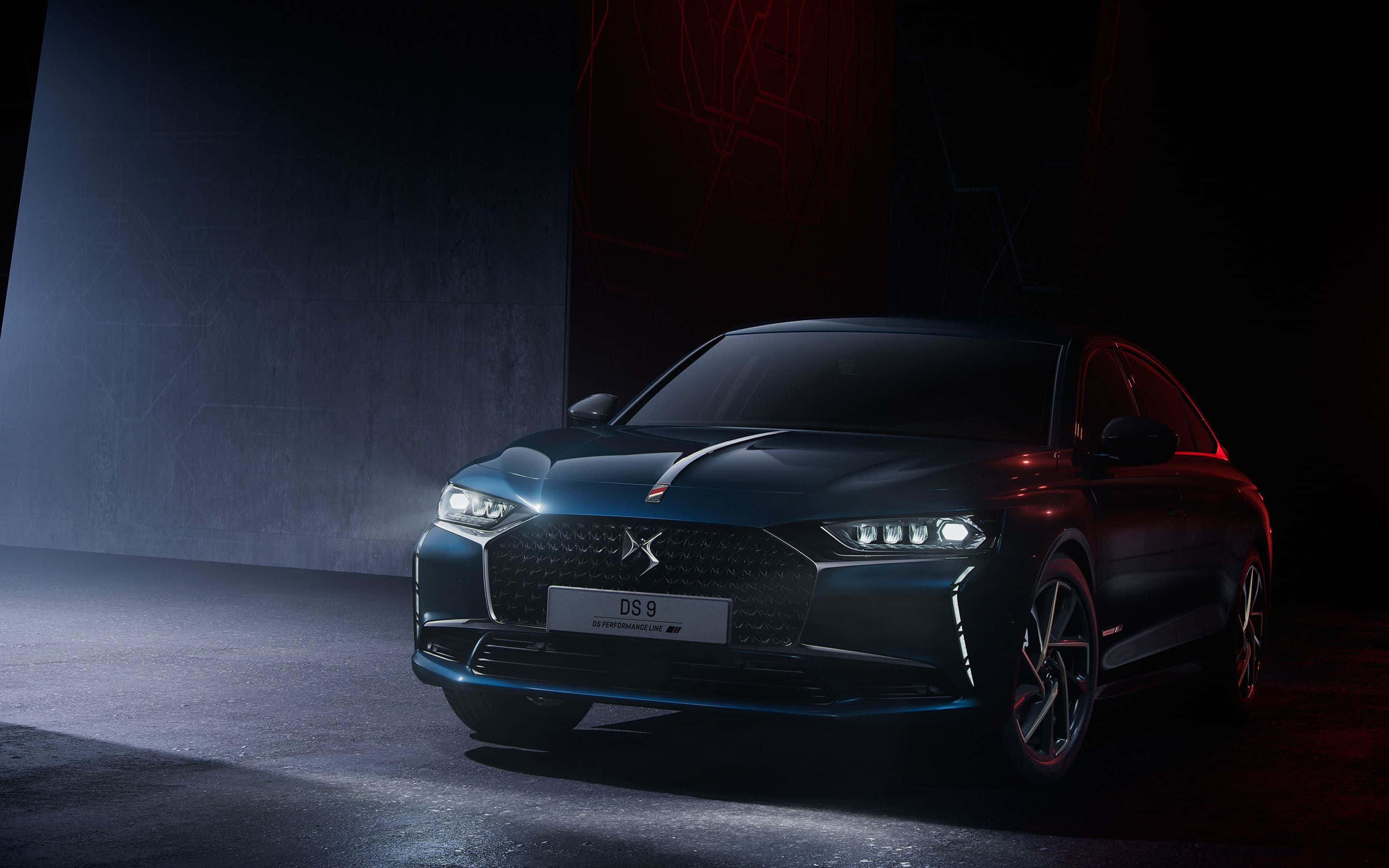 Ds Automobiles 桌布 壁紙 — 一輛時尚的深藍色 DS 9 Performance Line 轎車在戲劇性的工作室燈光下閃閃發光，帶有紅色環境點綴。