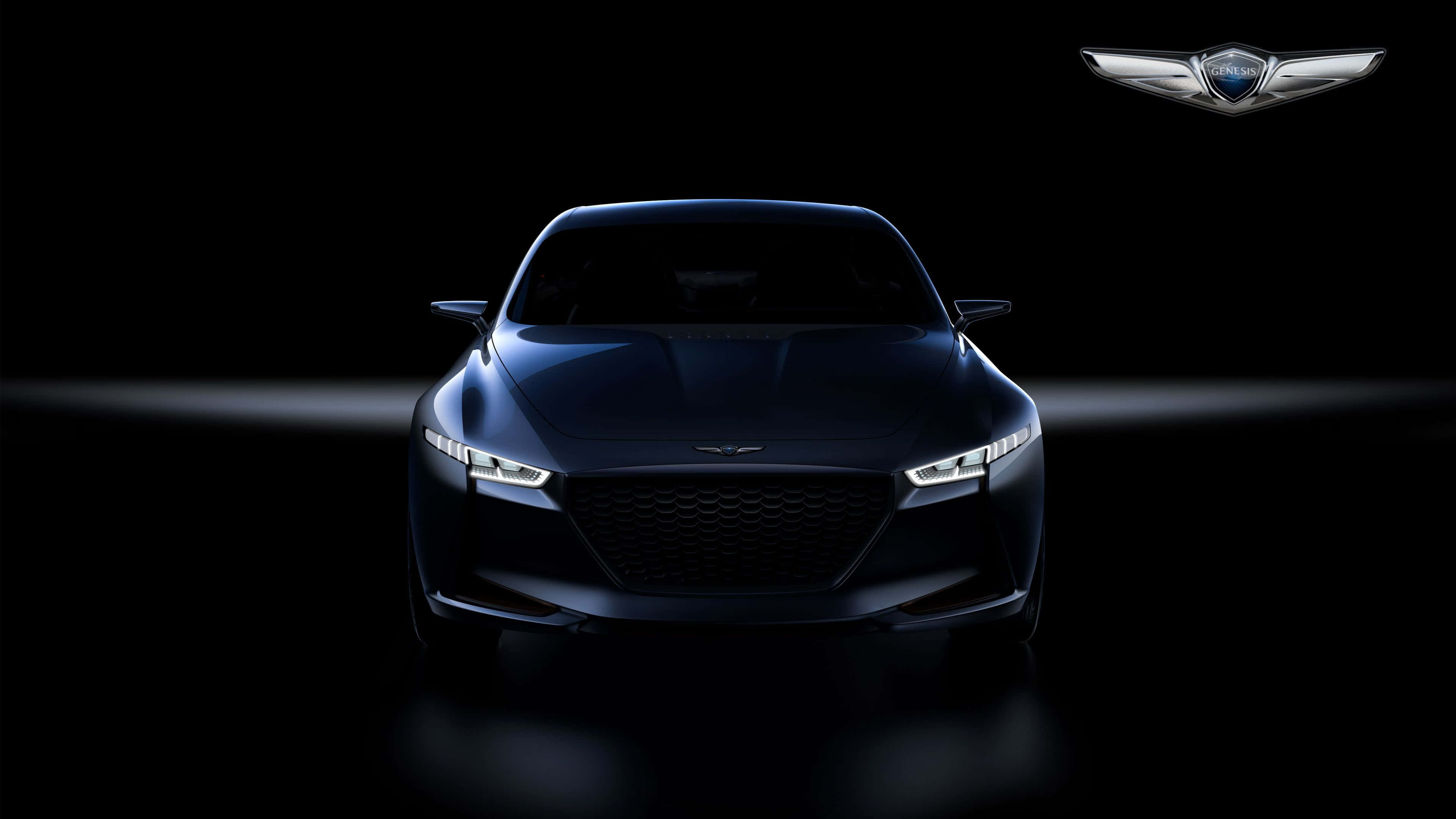 Genesis G90 桌布 壁紙 — 一輛時尚的深藍色跑車在戲劇性的聚光燈下發光，背景是黑色工作室，角落有標誌。
