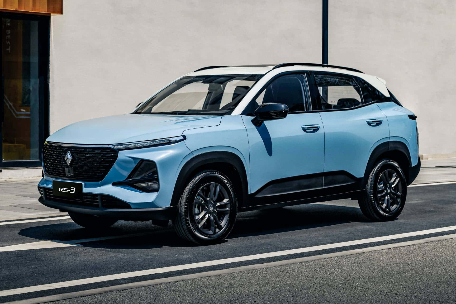 Baojun 桌布 壁紙 — 一輛時尚的淺藍色雷諾SUV，帶有黑色飾邊，停放在明亮的日光下現代都市街道上。